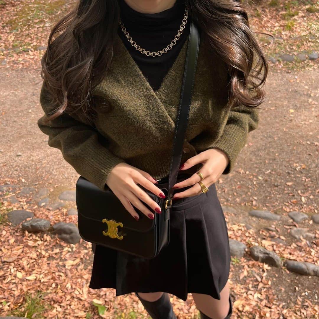 びすこのインスタグラム：「まだまだ秋を諦めていない女の秋コーデ  gold アクセサリーをポイントにロングコートにも合う組み合わせ🧥  ここ最近でお気に入りなコーデのひとつ♡ プリーツスカートの生地感が秋冬にピッタリでほぼ毎日着てしまう〜🤦🏻🤦🏻」