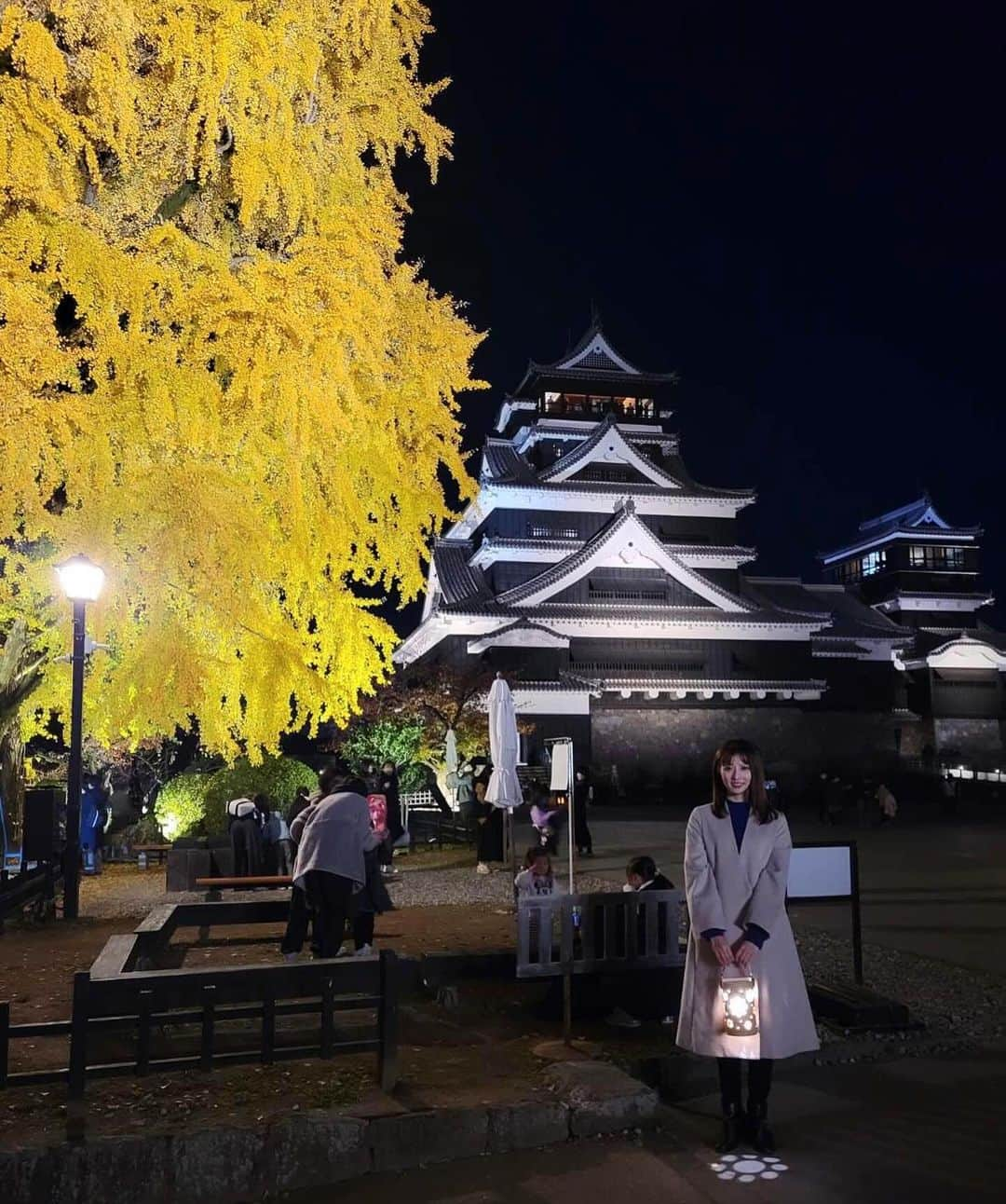 林田雪菜のインスタグラム：「前回載せきれなかった素敵な熊本城の写真✌️ 秋のくまもとお城まつりが開催中の今、期間限定でライトアップされている熊本城は本当にかっこよくて素敵でした🏯  天守閣前の大イチョウ、大きすぎて近づくとカメラに入らない。大イチョウあるある。笑  ライトアップされた熊本城を近くで楽しめるのも あと12月2日(土)3日(日)のみです！ 旧細川刑部邸の紅葉を見て、二の丸広場を通って竹あかりを見て、熊本城特別公開エリアに入るのがおすすめ🫶 土日祝はキッチンカーもあるので、見て食べて お祭りを存分に楽しむのもおすすめですよ🤤  #秋のくまもとお城まつり #秋のくまもとお城まつり2023 #熊本 #熊本観光 #熊本市 #熊本城 #熊本城二の丸広場 #熊本紅葉 #竹あかり #12月3日まで #pr #ライトアップ #映えスポット #映えスポット熊本 #kumamoto #kumamotocastle #熊本城ライトアップ #夜の熊本城 #大イチョウ #映え」