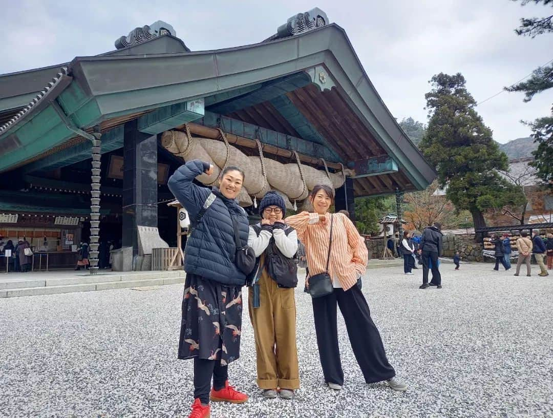 服部ひで子のインスタグラム：「💞⛩️出雲大社⛩️💞  今年も、神在祭の期間に参拝に行くことが出来ました(*μ_μ)✨ 全国の神様が出雲大社に大集結する７日間！！！  この期間に、メインテーマとして「縁結び」の会議されているのだとか……😌🌈  また１年、たくさんの素敵なご縁を繋いでいただけるよう心を込めて参拝致しました(*- -)(*_ _)✨ 出雲そば＆ぜんざいも頂き、たっぷり出雲パワーをチャージ😍‼️  出雲大社よ、呼んでくださりありがとうございます！！！  ぢゃいこ姉さんよ、連れて行ってくださりありがとうございます！！！  #島根県  #出雲大社  #神在祭 #神在月 #縁結び #吉本新喜劇 #ぢゃいこ #岡田直子 #服部ひで子」