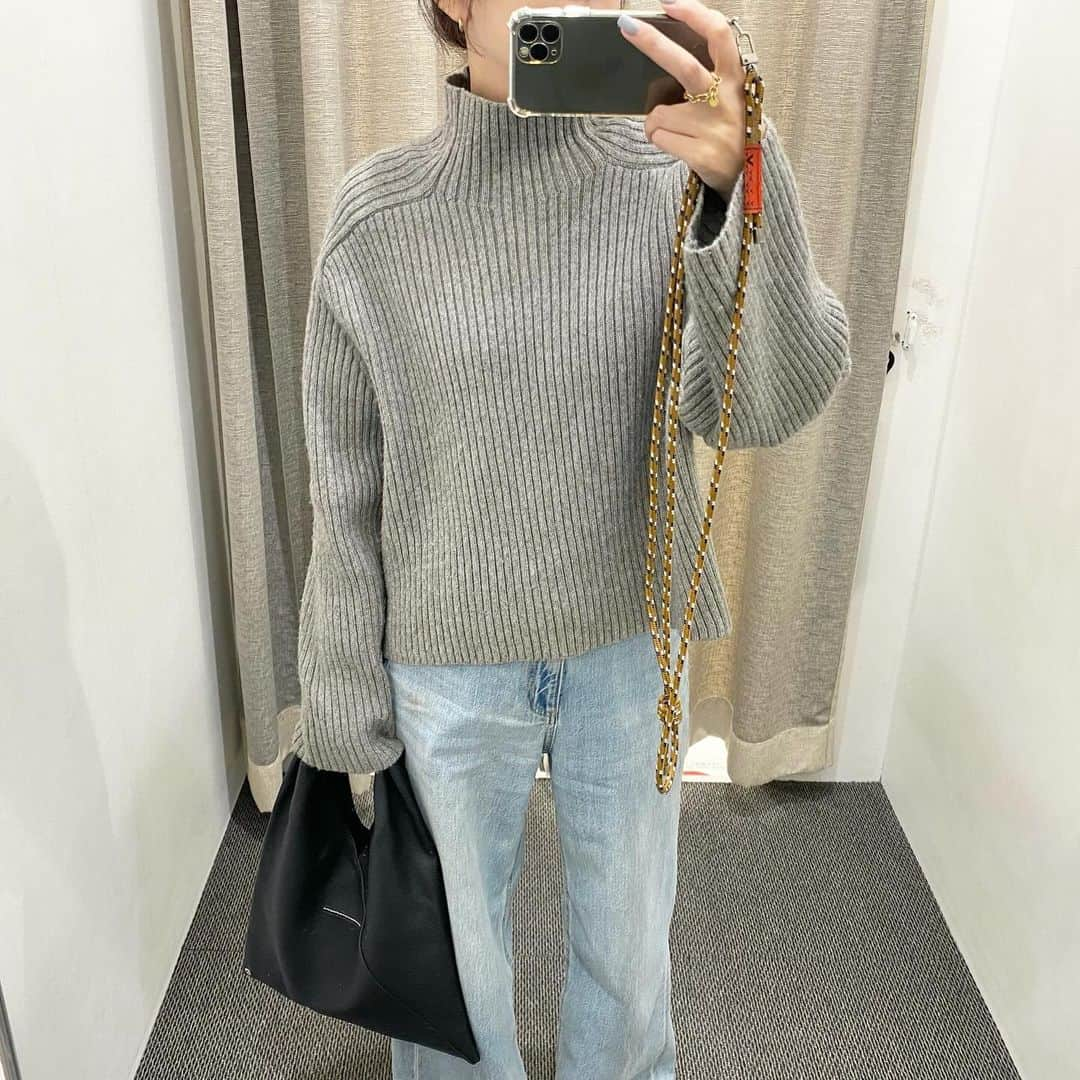 aya*のインスタグラム：「🦭 ・ hmのニット 3年目になるけど 毛玉も出来ずらいし 形も可愛くて今年も1軍です☆ ・ 明日は久しぶりに 実家に行くので楽しみ♩︎ 狙ってるマグカップがあるので 貰ってこよう作戦 笑 ・ ・ #coordinate #コーディネート #プチプラ #プチプラコーデ #シンプルコーデ #アラフィフ #アラフィフコーデ #hm #gu #mm6 #maisonmargiela #マルジェラ #ジャパニーズバッグ #ロカリ」