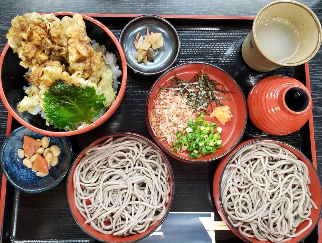 服部ひで子さんのインスタグラム写真 - (服部ひで子Instagram)「💞⛩️出雲大社⛩️💞  今年も、神在祭の期間に参拝に行くことが出来ました(*μ_μ)✨ 全国の神様が出雲大社に大集結する７日間！！！  この期間に、メインテーマとして「縁結び」の会議されているのだとか……😌🌈  また１年、たくさんの素敵なご縁を繋いでいただけるよう心を込めて参拝致しました(*- -)(*_ _)✨ 出雲そば＆ぜんざいも頂き、たっぷり出雲パワーをチャージ😍‼️  出雲大社よ、呼んでくださりありがとうございます！！！  ぢゃいこ姉さんよ、連れて行ってくださりありがとうございます！！！  #島根県  #出雲大社  #神在祭 #神在月 #縁結び #吉本新喜劇 #ぢゃいこ #岡田直子 #服部ひで子」11月30日 20時56分 - hideko_hattori