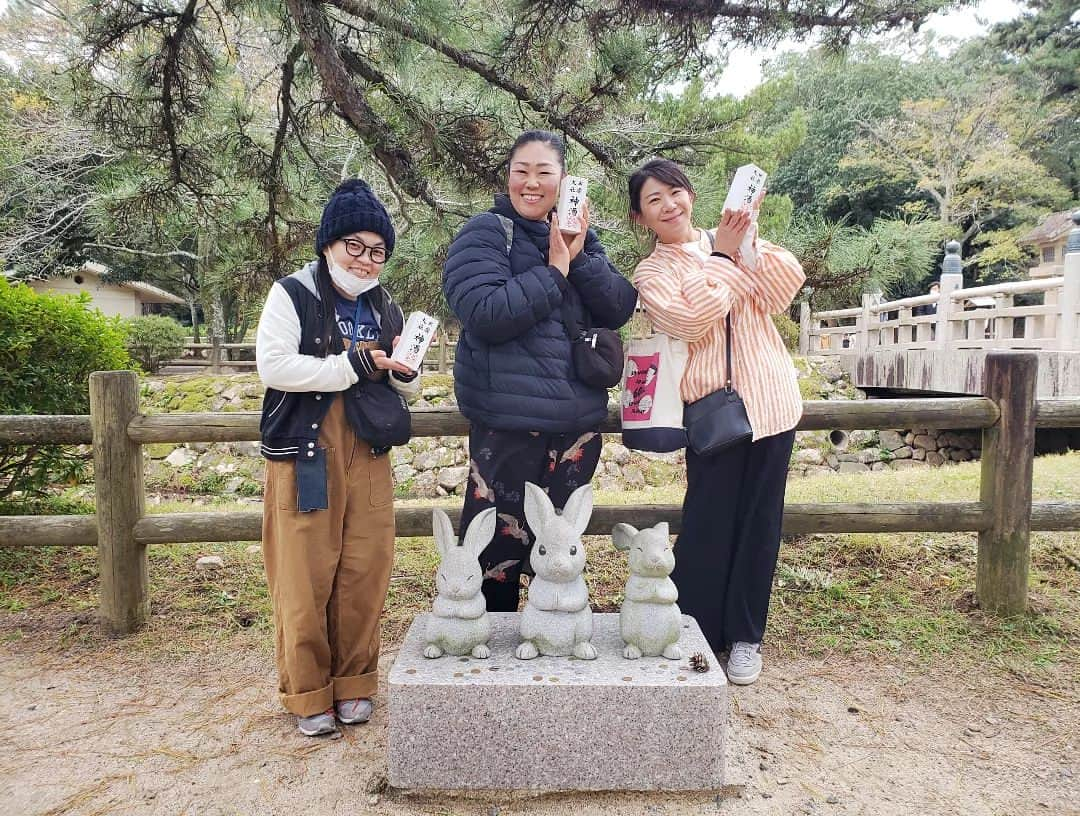 服部ひで子さんのインスタグラム写真 - (服部ひで子Instagram)「💞⛩️出雲大社⛩️💞  今年も、神在祭の期間に参拝に行くことが出来ました(*μ_μ)✨ 全国の神様が出雲大社に大集結する７日間！！！  この期間に、メインテーマとして「縁結び」の会議されているのだとか……😌🌈  また１年、たくさんの素敵なご縁を繋いでいただけるよう心を込めて参拝致しました(*- -)(*_ _)✨ 出雲そば＆ぜんざいも頂き、たっぷり出雲パワーをチャージ😍‼️  出雲大社よ、呼んでくださりありがとうございます！！！  ぢゃいこ姉さんよ、連れて行ってくださりありがとうございます！！！  #島根県  #出雲大社  #神在祭 #神在月 #縁結び #吉本新喜劇 #ぢゃいこ #岡田直子 #服部ひで子」11月30日 20時56分 - hideko_hattori