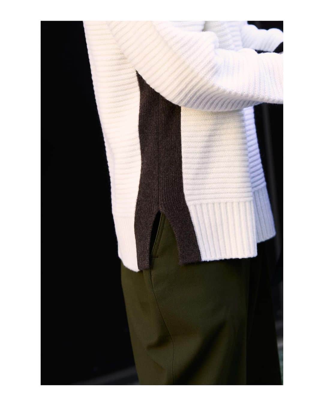 EDIFICEさんのインスタグラム写真 - (EDIFICEInstagram)「. ÉDIFICE 2023 AUTUMN / WINTER Collection "Royal Cashmere Docking P/O" 　　　　　　　　　　　　　　　　　　　　　　　 　　　　　　　　　　　　　　　　　　　　　　　 上質なカシミヤの糸を贅沢に使用し編み上げたニットシリーズ。  カシミヤ独特の柔らかさ・ぬめり感は素肌で着ても気持ちの良い肌触り。 職人による様々なテクニックを使い、編地の違いやカラーブロックを表現。 緩めのボトルネック、リラックスしたシルエットで、着ていてストレスを感じさせない仕上がり。  どちらも着こんでいくうちに風合いが増す、長く愛用していただける最上質なアイテムです。 　　　　　　　　　　　　　　　　　　　　　　　 　　　　　　　　　　　　　　　　　　　　　　　 　　　　　　　　　　　　　　　　　　　　　　　　　　　　　　　　　　　　　　　　　　　　　 　　　　　　　　　　　　　　　　　　　　　　　 "Royal Cashmere Docking P/O" 23080300628040 / ¥60,500 　　　　　　　　　　　　　　　　　　　　　　　 　　　　　　　　　　　　　　　　　　　　　　　 　　　　　　　　　　　　　　　　　　　　　　　 　　　　　　　　　　　　　　　　　　　　　　　 　　　　　　　　　　　　　　　　　　　　　　 　　　　　　　　　　　　　　　　　　　　　　　 #edifice #2023aw #knitstyle  #cashmereknit」11月30日 20時57分 - edifice.jp