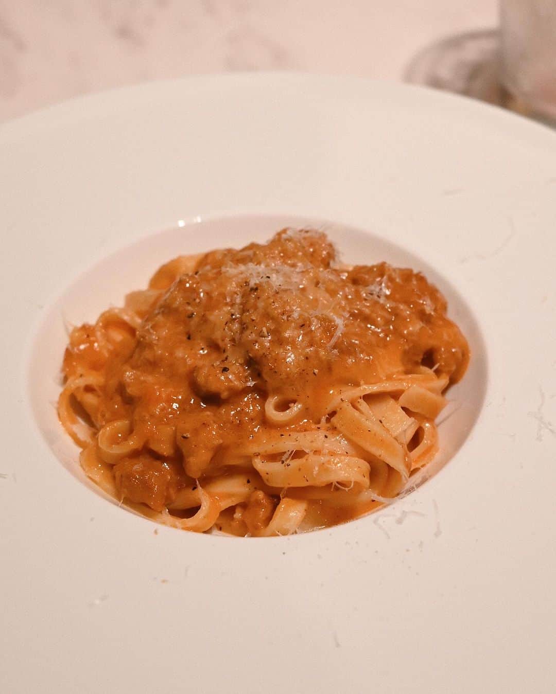 MEGさんのインスタグラム写真 - (MEGInstagram)「妹とディナーに。  どのお料理も全部おいしかったけどその中でもパンにつけて食べる“Bottarga pretzel”が今まで食べたことない味で美味しかった。🥨  表参道のイルミネーションライトアップを見ながらの食事ができる素敵なお店。  Open / 11:00-22:30  表参道ヒルズの中に📍東京都渋谷区神宮前４丁目１２−１０ 表参道ヒルズ 3F  #fratelliparadisojapan #表参道 #表参道グルメ #東京グルメ#東京レストラン」11月30日 20時59分 - _meg_7