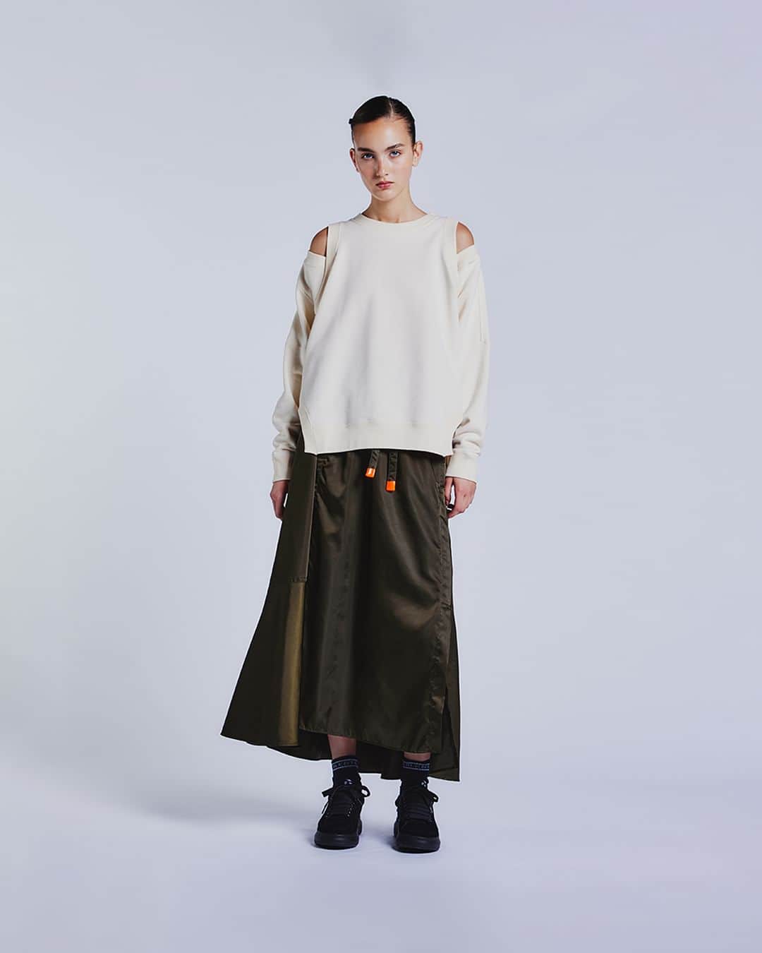 Double Standard Clothingのインスタグラム：「. NEW ARRIVAL 2023 WINTER COLLECTION  [BOTTOMS] ESSENTIAL / タフタボリュームスカート price. 33,000円(税込) color. ベージュ / カーキ size. 36 / 38  ------------------------------------------- #doublestandardclothing #tokyo #DSC #sov #dscessential #nightstore #2023winter #fashion #ootd」