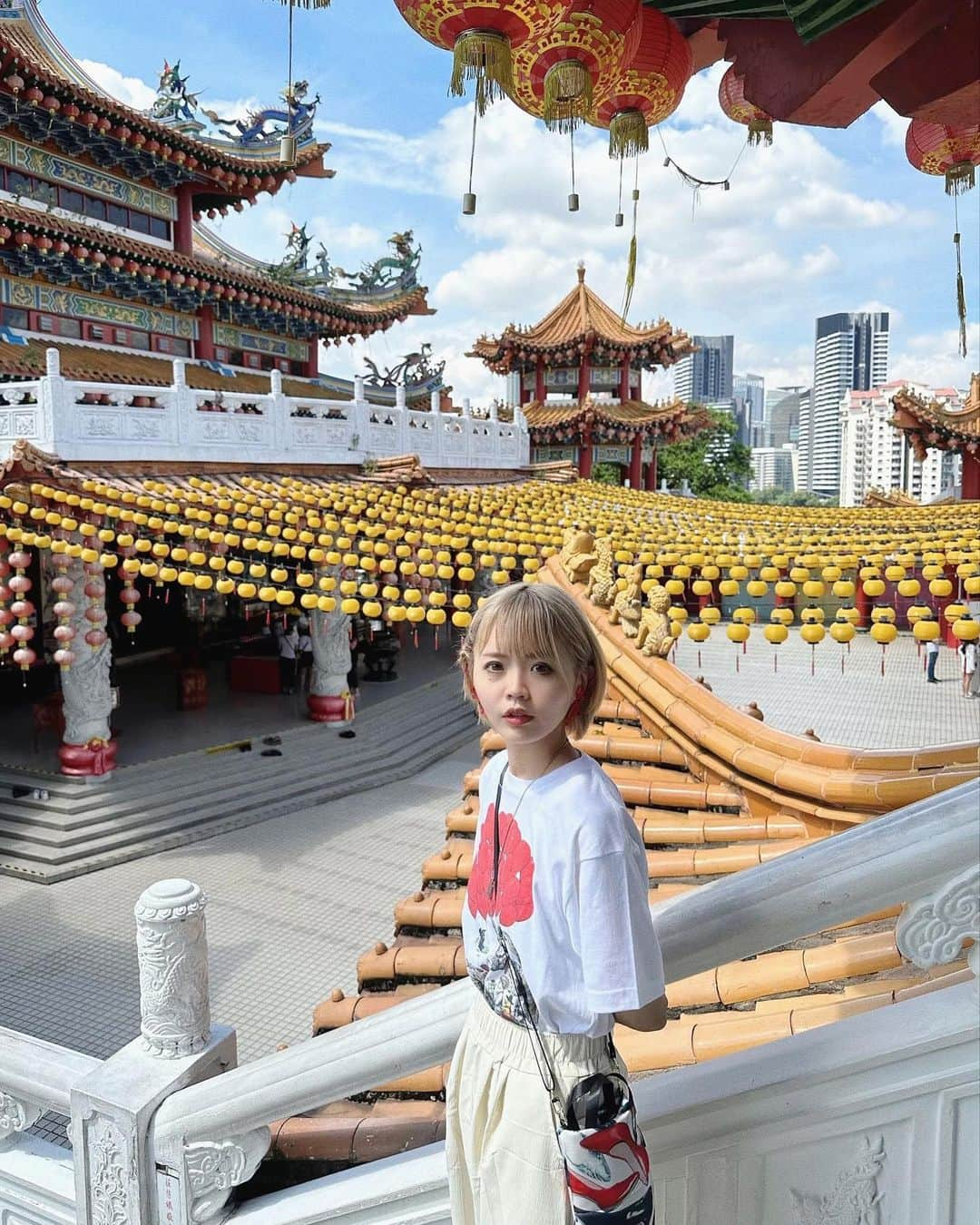 秋山衣梨佳のインスタグラム：「💛❤️💛 　 　 マレーシアで有名なお寺へ。 Thean Hou Temple(天后宮) 　 日本のお寺と違う美しさ🌟 カラフルで華やかだった！！ お願いごとしてきた🙏✨ 　 境内も美しくて写真撮りたかったけど やっぱり躊躇した☁️ 目に焼き付けておいた👀  おみくじの引き方が 日本と違うくてドキドキした。 中国語と英語で書いてあるから 何となくのニュアンスで理解したよ💫笑 　 お寺の1階に ずっと食べたかったお餅売ってた🤤 おいしい！なんかご利益ありそう！！ 　 この日はめちゃくちゃ天気良くて 眩しくて暑かった〜🥵 1枚目眩しそうやし暑くて疲れた顔してる 　 　 　 Saya pergi ke Kuil Tianhou. Ia adalah kuil yang terkenal di Malaysia🇲🇾  Suasananya berbeza dengan tokong Jepun🌟  Omikuji juga berbeza sedikit dengan Jepun🇯🇵 Seronok dapat merasai sesuatu buat kali pertama☺️  Saya makan kek nasi yang lazat. Ia adalah hari yang baik🤤 　 　 #TheanHouTemple#天后宮#KualaLumpur#Malaysia#ちゃりふぁっしょん」