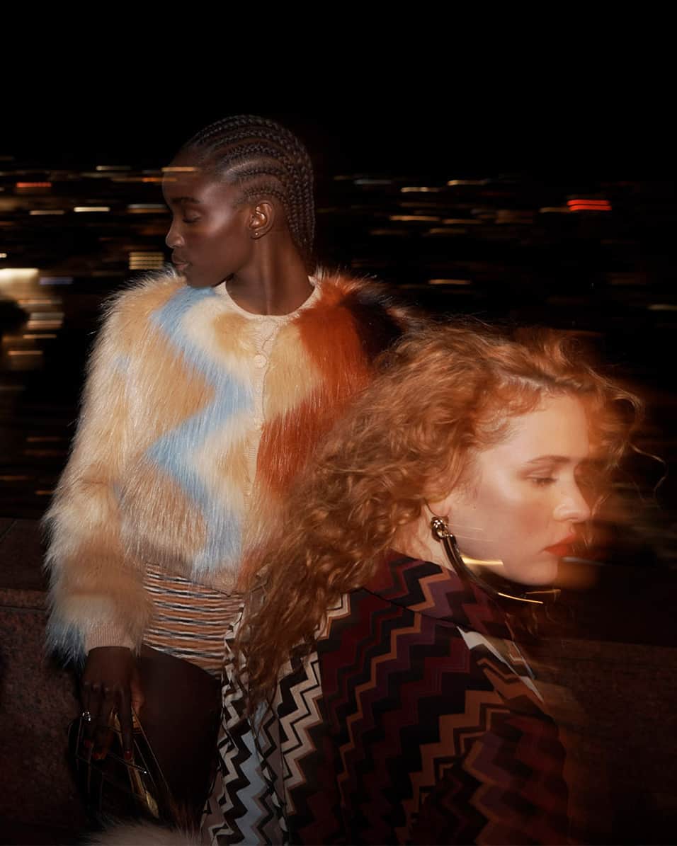 ミッソーニのインスタグラム：「Missoni Fall Winter 2023 campaign features blurred movements, yet clear identities. ‎‎ Creative direction @filippograzioli⠀ Lensed by @theo123456⠀ Styled by @lorenzoposocco⠀ Models @liviawalters @dibaamaty @yangling_918 ‎‎ Discover more at the link in bio. ‎‎ #Missoni #MissoniFW23」