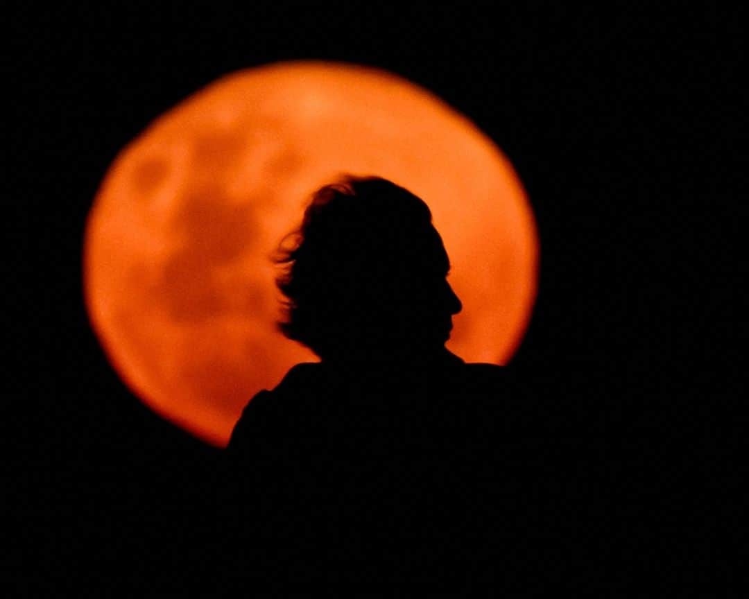 AFP通信のインスタグラム：「A man's profile is silhouetted against the "beaver moon," as the full moon of November is known as, in Buenos Aires.⁣ ⁣ 📷 @luis_robayo⁣ #AFPPhoto」