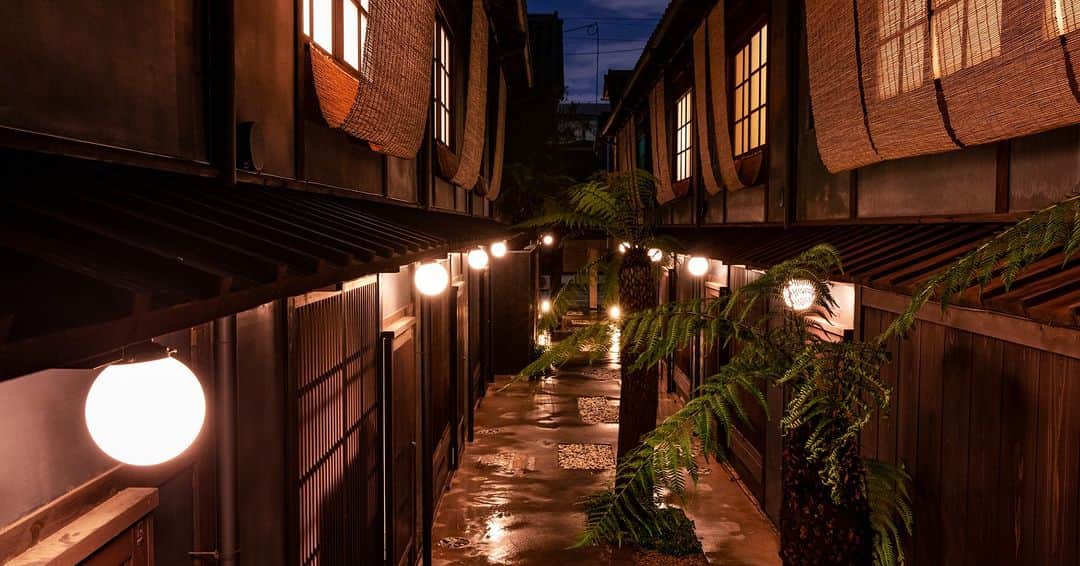 @aroma アットアロマさんのインスタグラム写真 - (@aroma アットアロマInstagram)「［香りのある空間Vol.6］Rinn京都 「Rinn」は町家造りの宿を展開する京都のホテルブランドです。  京町家とは、京都の街なかで見られる 平安時代から続く伝統的な建築様式です。 美しく使い勝手のよい町家の宿で まるで暮らすように日常空間を体感する。 京都の風情を堪能する、至福のひとときが流れます。  宿に訪れると、「Rinn」オリジナルアロマがお出迎えします。 高野山に生息する神聖な木である高野槇をはじめ、 和の素材を使った落ち着きをもたらす香りです。 「和」「日本」「京都」というワードだけでは 表現できない個性を表現しています。  お部屋は一棟貸しの町家タイプと 京町家テイストのホテルタイプの2種類。 町家タイプのお部屋では、内装にあわせて 飾られたアンティークの花瓶や一輪挿しが ディフューザーの容器となり、香りを広げています。  四季折々、美しい表情を見せてくれる京都の旅。 日本らしいおもてなしの精神を感じに、 ぜひ訪れてみてはいかがでしょうか。  ［original aroma］ 上質さを感じさせる、凛としたウッディーハーブの香り これまで”伝統”と、これから”未来”をつないでいく  原料：高野槇, パチュリ, シダーウッド, フランキンセンス, イランイラン, etc.  演出場所：町家、ホテルエントランス  ［施設概要］ Rinn　(@hotel_rinn) 株式会社レアル 〒604-0835 京都市中京区御池通間之町東入高宮町206 御池ビル5階 TEL.075-254-7508   アットアロマHPでは、Rinn京都さまのインタビューも公開しています。 ぜひご覧ください。  ▷HPはプロフィールURLから @ataroma_ofiicial  #hotel_rinn #鈴ステイ #ataroma #アットアロマ #香りのある空間」11月30日 21時00分 - ataroma_official