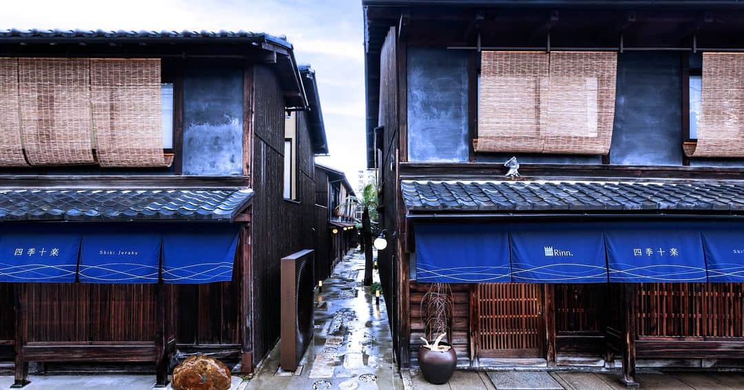 @aroma アットアロマのインスタグラム：「［香りのある空間Vol.6］Rinn京都 「Rinn」は町家造りの宿を展開する京都のホテルブランドです。  京町家とは、京都の街なかで見られる 平安時代から続く伝統的な建築様式です。 美しく使い勝手のよい町家の宿で まるで暮らすように日常空間を体感する。 京都の風情を堪能する、至福のひとときが流れます。  宿に訪れると、「Rinn」オリジナルアロマがお出迎えします。 高野山に生息する神聖な木である高野槇をはじめ、 和の素材を使った落ち着きをもたらす香りです。 「和」「日本」「京都」というワードだけでは 表現できない個性を表現しています。  お部屋は一棟貸しの町家タイプと 京町家テイストのホテルタイプの2種類。 町家タイプのお部屋では、内装にあわせて 飾られたアンティークの花瓶や一輪挿しが ディフューザーの容器となり、香りを広げています。  四季折々、美しい表情を見せてくれる京都の旅。 日本らしいおもてなしの精神を感じに、 ぜひ訪れてみてはいかがでしょうか。  ［original aroma］ 上質さを感じさせる、凛としたウッディーハーブの香り これまで”伝統”と、これから”未来”をつないでいく  原料：高野槇, パチュリ, シダーウッド, フランキンセンス, イランイラン, etc.  演出場所：町家、ホテルエントランス  ［施設概要］ Rinn　(@hotel_rinn) 株式会社レアル 〒604-0835 京都市中京区御池通間之町東入高宮町206 御池ビル5階 TEL.075-254-7508   アットアロマHPでは、Rinn京都さまのインタビューも公開しています。 ぜひご覧ください。  ▷HPはプロフィールURLから @ataroma_ofiicial  #hotel_rinn #鈴ステイ #ataroma #アットアロマ #香りのある空間」