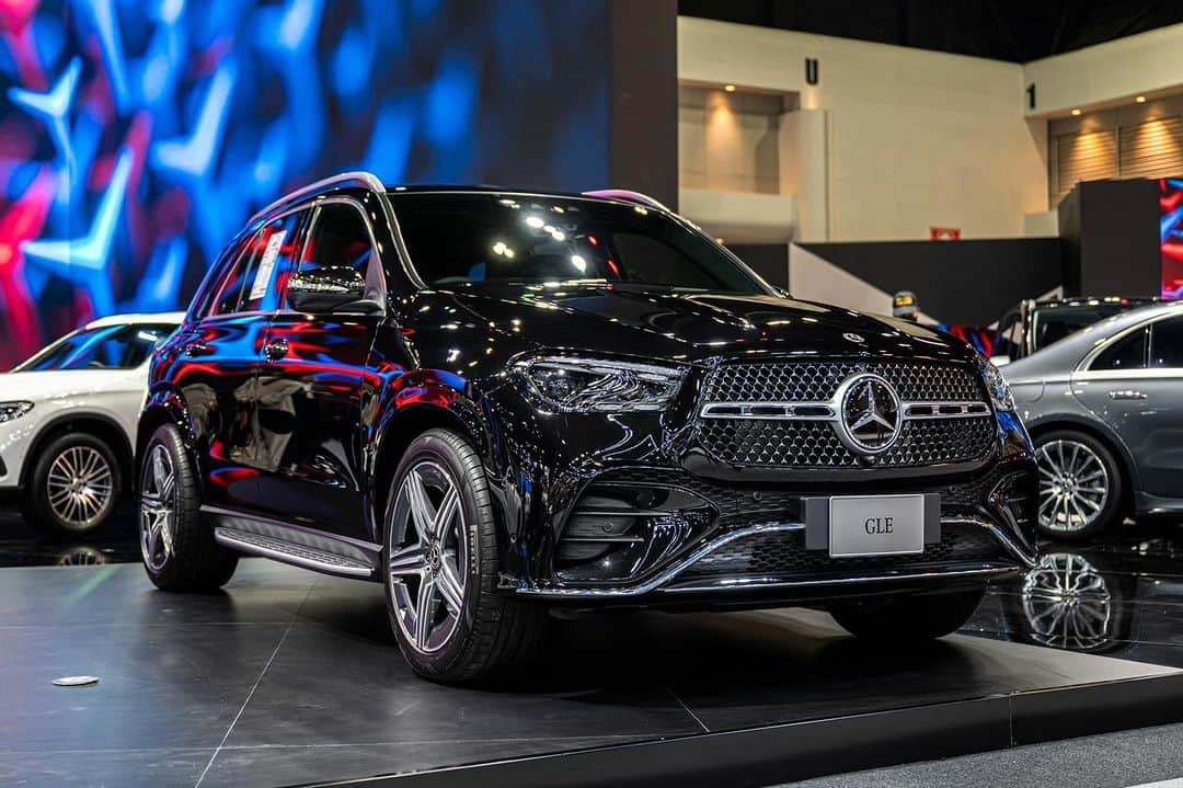 Mercedes-Benz Thailandさんのインスタグラム写真 - (Mercedes-Benz ThailandInstagram)「เตรียมพร้อมสำหรับงาน Motor Expo 2023 วันแรกมาสัมผัสประสบการณ์พิเศษแห่งโลกอนาคตของ Mercedes-Benz  ที่เตรียมพร้อมรถหลากหลายรุ่นมาอย่างยิ่งใหญ่ ไม่ว่าจะเป็น  🚗 Mercedes-Benz GLC 220 d 4MATIC Avantgarde ยนตรกรรมที่พร้อมก้าวสู่โลกแห่งอนาคตอย่างเต็มรูปแบบ ที่มาพร้อมความประหยัดด้วยเครื่องยนต์ดีเซล ราคาเริ่มต้นที่ 3,720,000 บาท  🔋 Mercedes-Benz EQE 350 4MATIC SUV Electric Art รถยนต์ SUV พลังงานไฟฟ้า 100% รุ่นเปิดตัวล่าสุด ราคาเริ่มต้นที่ 4,850,000 บาท  💫 Mercedes-Benz GLE 300 d 4MATIC AMG Dynamic ตัวแทนด้านขุมพลังแห่งสมรรถนะและความสะดวกสบายเหนือระดับ สะท้อนตัวตนความเป็นรถยนต์สไตล์ออฟโรดดีไซน์เฉียบคมได้อย่างลงตัว ราคาเริ่มต้นที่ 5,590,000 บาท  🚘 Mercedes-Benz C 220 d AMG Line รถยนต์ที่ตอบโจทย์ทุกไลฟ์สไตล์ที่ได้รับความนิยมสูงสุดตลอดกาล โดดเด่นด้วยเทคโนโลยีและระบบความปลอดภัยขั้นสูงสุด ราคาเริ่มต้นที่ 2,880,000 บาท  พบข้อเสนอพิเศษได้ที่บูธ Mercedes-Benz 🗓️ ตั้งแต่วันที่ 1 - 11 ธันวาคม 2566 📍 ณ อิมแพ็ค ชาเลนเจอร์ ฮอลล์ 1 เมืองทองธานี  *อุปกรณ์บางส่วนในภาพอาจแตกต่างจากที่จำหน่ายจริง โปรดตรวจสอบรายการอุปกรณ์ของรถยนต์แต่ละรุ่นที่ผู้จำหน่ายฯ อย่างเป็นทางการทั่วประเทศ   #FUTUREFORALL #MotorExpo2023 #MercedesBenz #MercedesBenzThailand」11月30日 21時01分 - mercedesbenzthailand