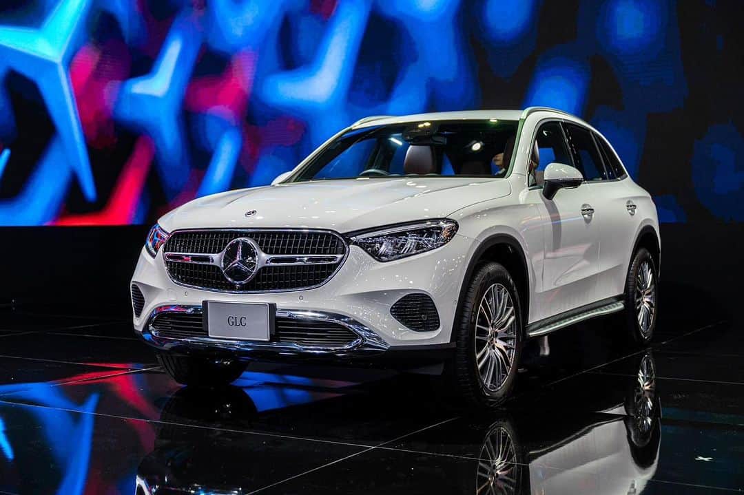 Mercedes-Benz Thailandのインスタグラム：「เตรียมพร้อมสำหรับงาน Motor Expo 2023 วันแรกมาสัมผัสประสบการณ์พิเศษแห่งโลกอนาคตของ Mercedes-Benz  ที่เตรียมพร้อมรถหลากหลายรุ่นมาอย่างยิ่งใหญ่ ไม่ว่าจะเป็น  🚗 Mercedes-Benz GLC 220 d 4MATIC Avantgarde ยนตรกรรมที่พร้อมก้าวสู่โลกแห่งอนาคตอย่างเต็มรูปแบบ ที่มาพร้อมความประหยัดด้วยเครื่องยนต์ดีเซล ราคาเริ่มต้นที่ 3,720,000 บาท  🔋 Mercedes-Benz EQE 350 4MATIC SUV Electric Art รถยนต์ SUV พลังงานไฟฟ้า 100% รุ่นเปิดตัวล่าสุด ราคาเริ่มต้นที่ 4,850,000 บาท  💫 Mercedes-Benz GLE 300 d 4MATIC AMG Dynamic ตัวแทนด้านขุมพลังแห่งสมรรถนะและความสะดวกสบายเหนือระดับ สะท้อนตัวตนความเป็นรถยนต์สไตล์ออฟโรดดีไซน์เฉียบคมได้อย่างลงตัว ราคาเริ่มต้นที่ 5,590,000 บาท  🚘 Mercedes-Benz C 220 d AMG Line รถยนต์ที่ตอบโจทย์ทุกไลฟ์สไตล์ที่ได้รับความนิยมสูงสุดตลอดกาล โดดเด่นด้วยเทคโนโลยีและระบบความปลอดภัยขั้นสูงสุด ราคาเริ่มต้นที่ 2,880,000 บาท  พบข้อเสนอพิเศษได้ที่บูธ Mercedes-Benz 🗓️ ตั้งแต่วันที่ 1 - 11 ธันวาคม 2566 📍 ณ อิมแพ็ค ชาเลนเจอร์ ฮอลล์ 1 เมืองทองธานี  *อุปกรณ์บางส่วนในภาพอาจแตกต่างจากที่จำหน่ายจริง โปรดตรวจสอบรายการอุปกรณ์ของรถยนต์แต่ละรุ่นที่ผู้จำหน่ายฯ อย่างเป็นทางการทั่วประเทศ   #FUTUREFORALL #MotorExpo2023 #MercedesBenz #MercedesBenzThailand」