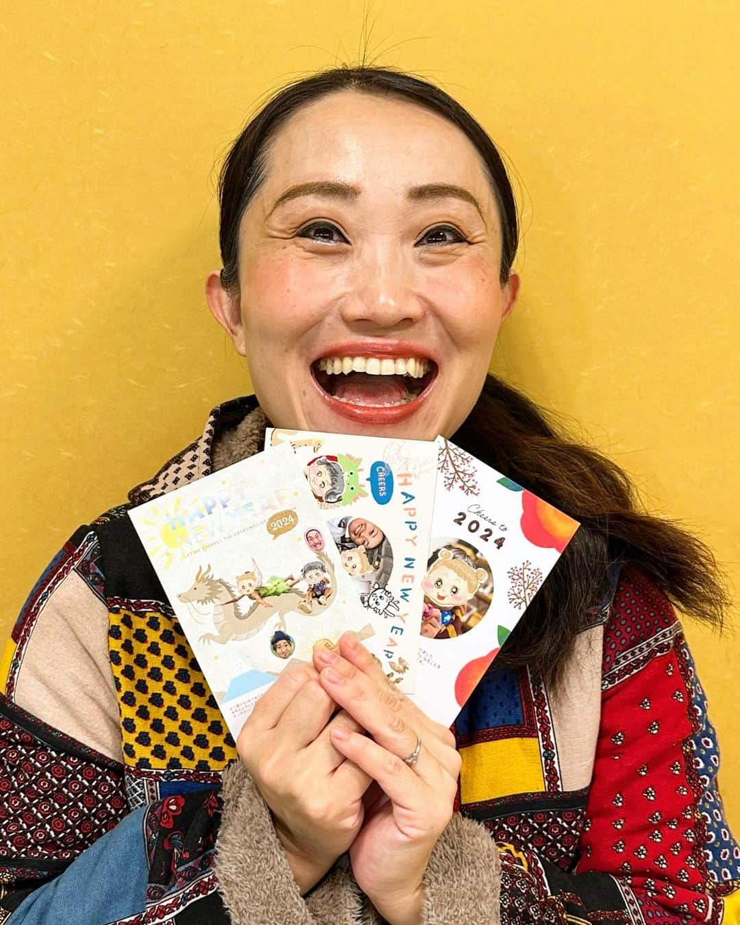 キンタロー。のインスタグラム：「皆さん！突然すみません。 今年も、、そろそろですよ？ ⁡ 準備はいかがですか？ ⁡ そうです。今年も日本の伝統🌅 ⁡ これははずせない 日頃お世話になっている方々へ の新年の一発目の大切なご挨拶🎍✨ ⁡ 新しい年のはじまりからしっかりと まわりの方々にご挨拶できたら、 新しい年が気持ちよくスタートできますよね。 ⁡ キンタロー。がここ通年大変お世話になり、 重宝しております　 【みてね年賀状】 今年も大活躍！！　 超絶おすすめです💕 ⁡ 本当に簡単作成で育児と仕事の最中にも あっという間に楽々作成からの 楽々オーダー　全て自身のスマホからOK🙆‍♀️で キンタロー。今年も大変助かりました。 ⁡ ということで、2024年の年賀状も 「みてね年賀状」のアプリで作成 ┐(　∵　)┌ﾌﾗｲﾝｸﾞｹﾞｯﾄ！ ⁡ 写真アプリ「みてね」と連携したら 年賀状が最短１分で作れちゃいます。 ⁡ しかも自動でベストショットの写真まで 選んでくれるので忙しいみなさんでも大丈夫。 ⁡ 今年のアプリチョイスの写真も良かった！ あなた、そうきましたか！ ああ！そんなシーンあったねって。 この写真そのまま使おうかな？って アプリと一緒に選んでるみたいで 楽しいんです😆✨💕👏 ⁡ ①は来年の干支である辰が可愛く モチーフとしてあるフレーム💕 あまりにも可愛すぎるのでこちらをチョイス！ 子供達のベストショットをこちらにはめました。 真ん中は3人ショット やっぱり今年も夫がベストショットから はみだしてしまいましたが🥲 御安心を！スタンプ作成機能で 楽々、旦那の顔はめ辰モチーフスタンプが 超簡単に作成して追加できちゃうので 追加しました🙆‍♀️✨ ⁡ スマホから写真を選ぶだけで 自動でレイアウトもしてくれます。 もちろん連携していなくても カメラロールの写真からも作成 OK！ ⁡ あとからスタンプも沢山カスタマイズできるし、 字のフォントも変更できたり盛りだくさん！ 種類が豊富で充実しています。 ⁡ パターン②は 来年の干支である辰の上に家族みんなを乗せたい。 そんなアイデアから作成しました。 切り抜き写真もかなり簡単！ ワンタッチで作成できて、サクサク　 辰の上にみんなを乗せる事が叶いました🎵 楽しそうでしょ😆💕 こだわりは初日の出を自分の顔面で表現できた事。 しかも写真を透けさす事ができ、日の出の繊細な 感じを表現できました。 色々な機能に脱帽です👒 ⁡ パターン③は 娘のベストショットをチョイスしました。 シンプルにガツンと写真を載せるのも フレームがお洒落なパターンだらけなので 簡単操作であっという間に オシャレな一枚が完成で大感激🤩✨ ⁡ ご覧の通りパターン③までお試し印刷がなんと無料で出来るので実物を見ることができるんです！！ この機能は有り難い。実物を見る事ができます。 これは使わなきゃね😊 ⁡ ⁡ そして4枚目5枚目の写真をご覧ください！ 昨年から大好評を得ております宛名フォト！ ⁡ なんと切手の下の部分にオリジナルの写真＆フレームを⼊れられるんです。 これ、めちゃ可愛いです。 ⁡ 年末は仕事やらお掃除やら 育児＆家事で終始てんてこ舞い。 ⁡ 出来る限り家族との時間を最優先で 過ごしたいから本当に助かりますね。 子供達を寝かしつけた後とか サクッと作れます。 なので コーヒーもゆっくり飲める時間が 確保┐(　∵　)┌ﾌﾗｲﾝｸﾞｹﾞｯﾄ🤷🏻‍♂️できて最高よ😍✨💕 ⁡ 詳細は、みてね @mitene_official のプロフィールURLでチェックしてください ⁡ お試し印刷して いよいよ！本注文する際には こちらを是非ご利用ください。 ⬇️⬇️ 【印刷代 10%OFF クーポン】kintaro_2024  ⬆️⬆️ ⁡ #みてね年賀状  #みてね  #みてねアプリ  #年賀状  #PR ⁡」