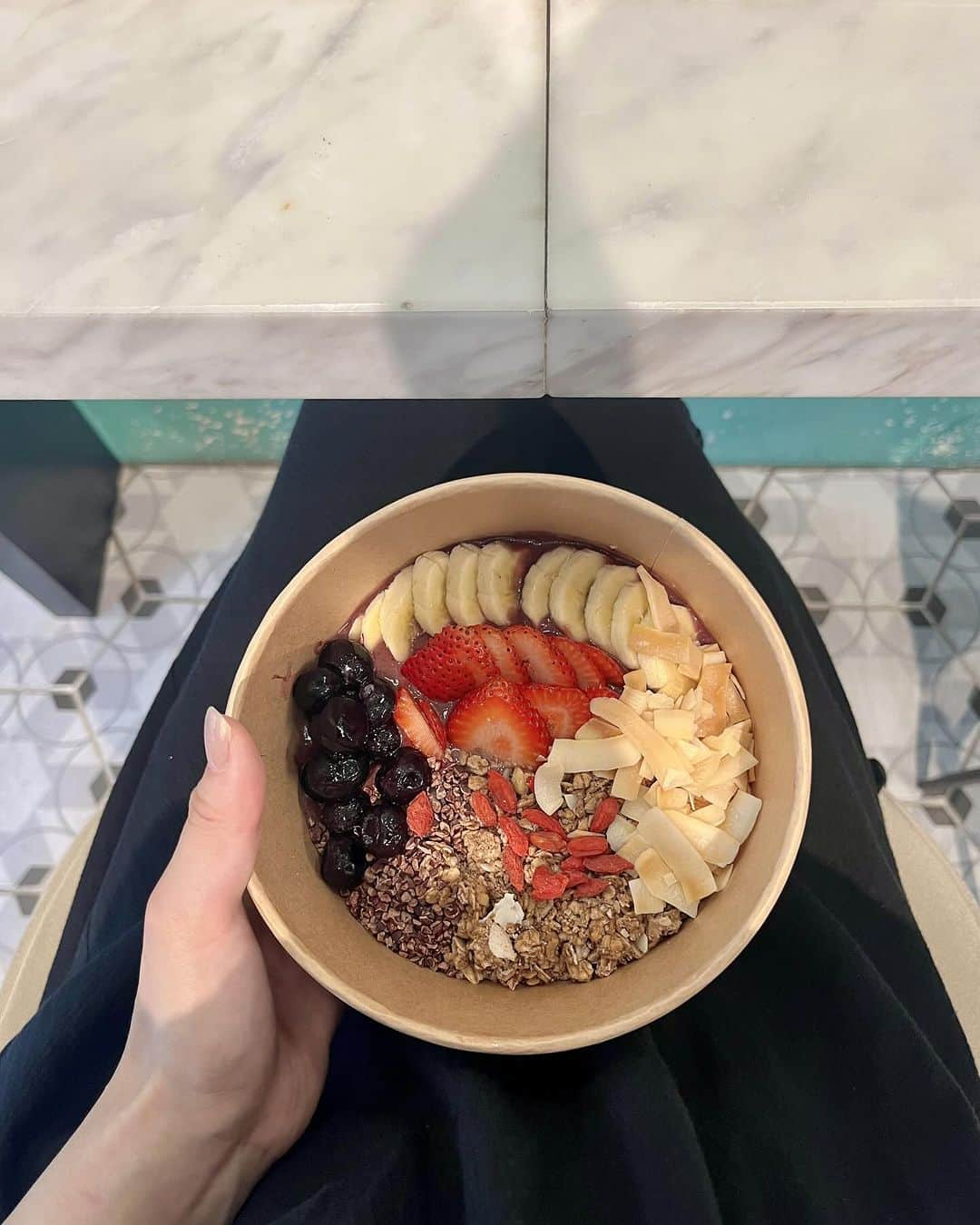 鈴木泉帆のインスタグラム：「最近のあれこれ☁️  グラノーラ食べたり、お散歩中に見つけたお店でチョコ買ったり、ハリポタのとこ行ったり、、、  1番のお気に入り写真は、9枚目の闇の魔術に対する防衛術の先生コーナーの端にある柱のかげからこちらを覗くクィレル先生のお写真です🪄  #中目黒 #中目黒カフェ #greenbeantobarchocolate #ワーナーブラザーズスタジオツアー　#ワーナーブラザーススタジオツアー東京 #ワーナーブラザーズ #warnerbrosstudios #warnerbrosstudiotour」