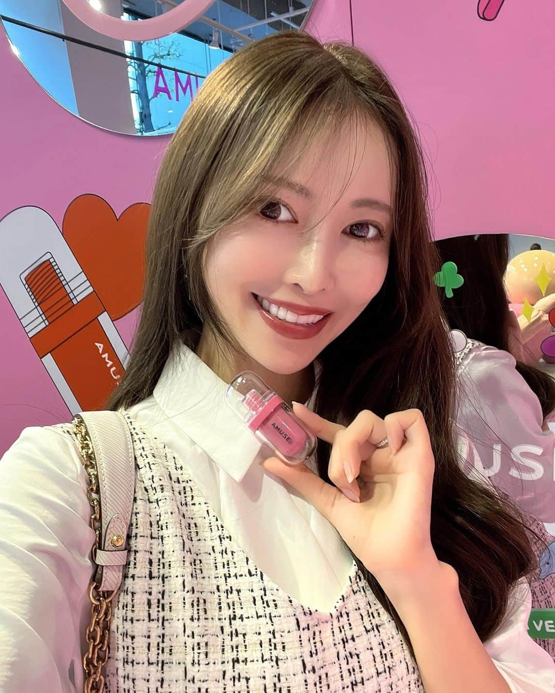 清水愛美のインスタグラム：「ピンクの世界観が可愛すぎる🫶💞  韓国コスメ @amuse.jp の 日本限定色発売イベントへ ご招待いただき 行ってきました🫶🩷  ウォニョンちゃんがイメージモデルを されてて....ひたすら可愛い お写真にうっとり🥰  コスメもパッケージが 可愛すぎて映えでした🍭  日本限定カラーの "SAKURA JERRY" 柔らかいピンクで むっちり艶感が可愛かったよ🌸  みんなもチェックしてね🫶💞  @amuse.jp @amuse   #amuse #アミューズ #ビーガンメイク #ジェルフィットティント #韓国コスメ #pr」