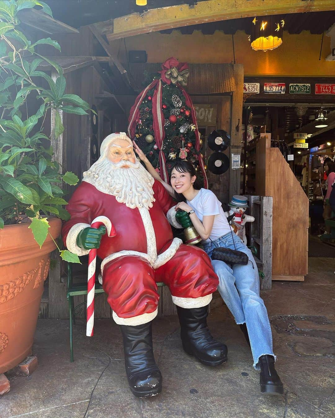 松本ゆいのインスタグラム：「アメリカンビレッジ 見渡す限りサンタだらけ🎅🏻 子供たちは興奮してた笑 #まつゆいと子供たち#まつゆいの日常#trip#沖縄#アメリカンビレッジ #まつゆいの旅」