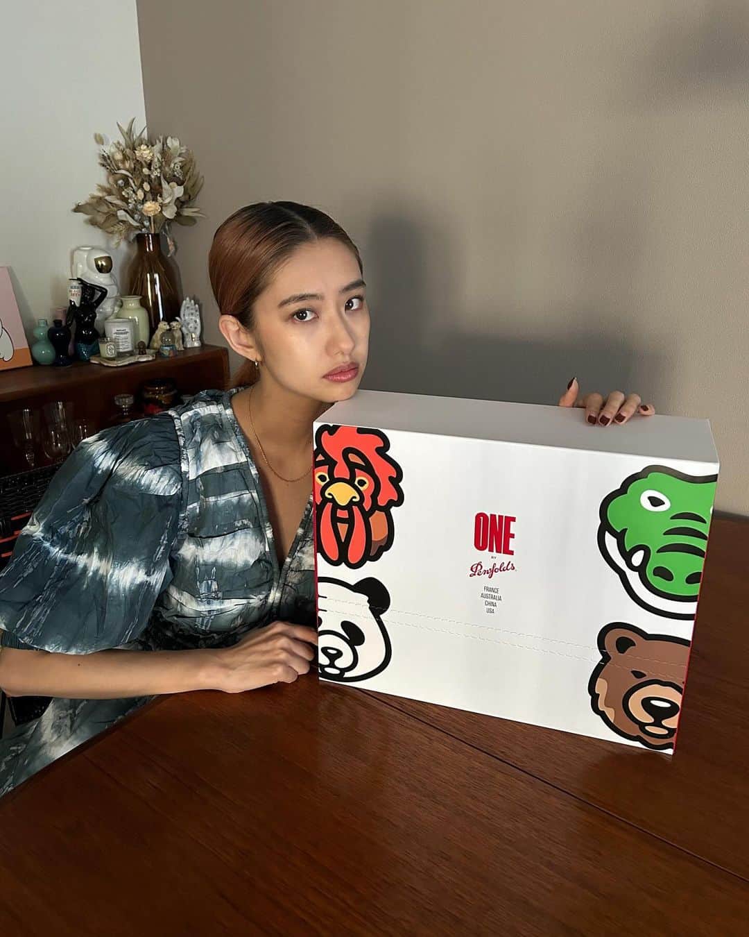 中田みのりさんのインスタグラム写真 - (中田みのりInstagram)「ワン・バイ・ペンフォールズ がNIGOと提携し「ワン・バイ・ペンフォールズ」ワイン・シリーズを発売しました。  オーストラリア、中国、カリフォルニア、フランスの 4つの異なるワイン生産地で造られたワインで 「一体感」を表現しているそうです  なによりこのパッケージデザインがかわいい！  わたしはお酒にあんまり詳しくないので、デザインから選んで手に取れるってとっても親しみやすくて嬉しい  ホリデーシーズンにお家で美味しいご飯と一緒に楽しみたいと思います 詳しくはpenfolds.comをご覧ください！   #PenfoldsxNIGO  #OnebyPenfolds  @penfolds @HumanMade」11月30日 21時12分 - minori_nakada