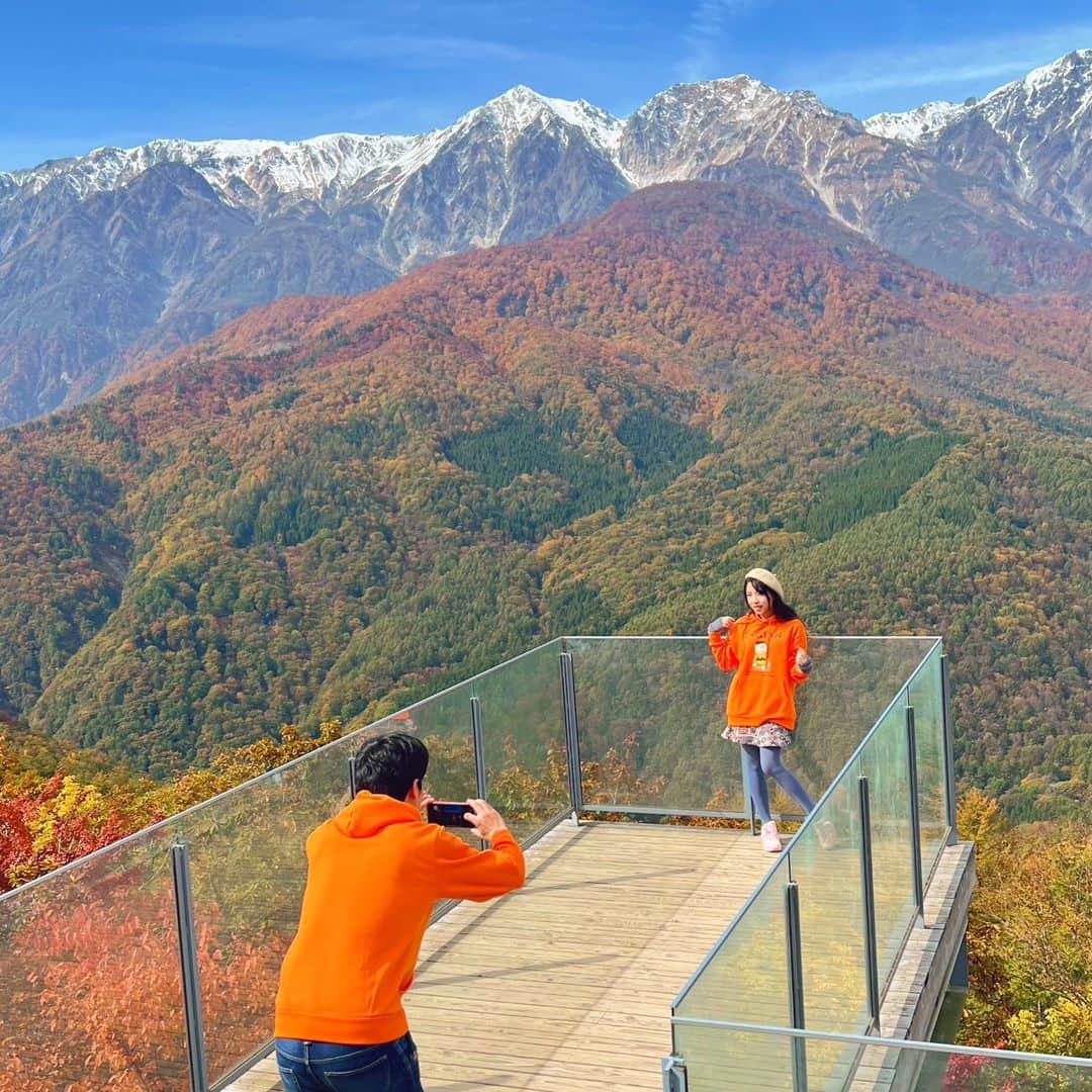 ビーム先生のインスタグラム：「ใบไม้เปลี่ยนสีว่าส้มแล้ว เสื้อพวกฉันส้มกว่า !!! แต่งตัวแข่งกับใบไม้เปลี่ยนสีทำไมเนี่ย 😂  วิวสวยเหมือนภาพวาด ฤดูใบไม้ร่วงพร้อมฤดูหนาว ❄🍁 Hakuba Iwatake จ.นางาโนะ พร้อมวิธีเดินทาง 🚌  白馬岩岳は絵のような景色が見られて、感動しました～  ใบไม้เปลี่ยนสีพร้อมหิมะแบบนี้หนึ่งปีมีครั้งเดียวในช่วงเวลาสั้น ๆ  สำหรับที่ฮาคุบะจะอยู่ที่ประมาณกลางตุลาคมถึงต้นพฤศจิกายน (ขึ้นอยู่กับอุณหภูมิแต่ละปีด้วย)  แต่จริง ๆ ไปเที่ยวได้ทั้งปี วิวก็จะต่างกันไปค่ะ   อยู่ข้างบนได้วันนึงเลยสบาย ๆ วันไหนอากาศดีคือสุดจัด  ชอบตรงเขามีเก้าอี้ให้เรานั่งชมวิวเยอะมาก   -  ชิงช้าอากาศ ถ่ายรูปออกมาปังสุด เหมือนลอยอยู่เลย เขามีมุมวางมือถือให้ด้วยค่ะ มุมเขาสวยสุดละ คิดมาดี   - ชิงช้ามีสองอัน อันธรรมดากับอันไจแอนท์ ใหญ่ทะลุจักรวาลไปเลย 555  - มีร้านอาหาร คาเฟ่ ได้ยินว่าขนมปังอร่อยมาก ต่อคิวกันสุด (กินแล้วอร่อยจริง)  - มีรถเมาท์เท่นให้เราวิบากแบบสนุกสนาน (จักรยานก็มีนะ) บังคับรถไปด้วยชมวิวไปด้วย  สนุกมากเว่อร์  - ถ้านั่งโรปเวย์ขึ้นมาจนสุดแล้ว ระหว่างบนสุดกับตรงกลางเขาจะมีสกีลิฟต์ค่ะ  สกีลิฟต์เราจะวนขึ้นวนลงกี่ครั้งก็ได้ แค่วนไปวนมาก็คุ้มละ 555    Hakuba Iwatake จ.นางาโนะ  นั่ง Bus ของ #Alpico จากสถานี Nagano ลง Hakuba Iwatate Mountain Resort ลงป้ายปุ๊บเจอโรปเวย์ปั๊บ ซื้อตั๋วขึ้นไปได้เลยจ้า   #อัลปิโก้ #Hakuba  来年こそパパママも連れて行く！ ปีหน้าจะพาพ่อแม่ไปจริง ๆ นะ จังหวัดนี้ทีเดียวครบ  BeamSensei」