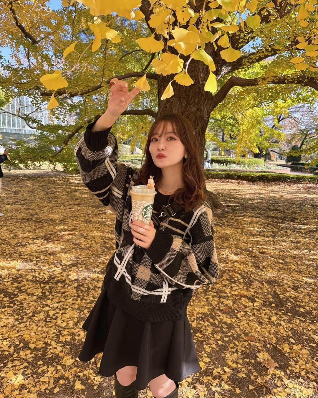 吉次玲奈さんのインスタグラム写真 - (吉次玲奈Instagram)「久しぶりの新宿御苑🍂 イチョウも綺麗だったし、天気も良くてリフレッシュできた☺️ ⁡ 昨日発売開始のチェックニットおろしたよ🧶 ⁡ knit: @vannie__u  skirt/shoes: @grl_official  bag: @prada  ⁡ #新宿御苑  #イチョウ並木 #秋ピクニック #紅葉スポット #新宿カフェ #御苑 #秋コーデ #秋服 #秋服コーデ #紅葉 #カーディガンコーデ #着回し #着回しコーデ #ニット #冬コーデ #シャツ #ロングブーツ #ロングブーツコーデ #キャミワンピ #ニットコーデ #キャップコーデ #秋冬コーデ #冬服  #チェック #チェックニット  #ゾゾタウン #zozotown購入品 #zozotown #156cmコーデ #骨格ウェーブ」11月30日 21時05分 - rena_yoshitsugu