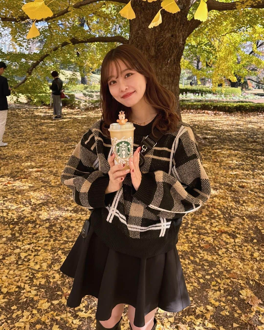 吉次玲奈さんのインスタグラム写真 - (吉次玲奈Instagram)「久しぶりの新宿御苑🍂 イチョウも綺麗だったし、天気も良くてリフレッシュできた☺️ ⁡ 昨日発売開始のチェックニットおろしたよ🧶 ⁡ knit: @vannie__u  skirt/shoes: @grl_official  bag: @prada  ⁡ #新宿御苑  #イチョウ並木 #秋ピクニック #紅葉スポット #新宿カフェ #御苑 #秋コーデ #秋服 #秋服コーデ #紅葉 #カーディガンコーデ #着回し #着回しコーデ #ニット #冬コーデ #シャツ #ロングブーツ #ロングブーツコーデ #キャミワンピ #ニットコーデ #キャップコーデ #秋冬コーデ #冬服  #チェック #チェックニット  #ゾゾタウン #zozotown購入品 #zozotown #156cmコーデ #骨格ウェーブ」11月30日 21時05分 - rena_yoshitsugu