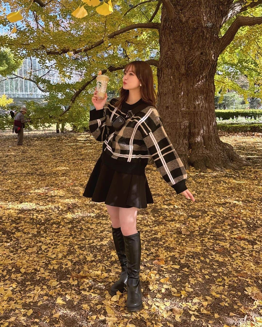 吉次玲奈さんのインスタグラム写真 - (吉次玲奈Instagram)「久しぶりの新宿御苑🍂 イチョウも綺麗だったし、天気も良くてリフレッシュできた☺️ ⁡ 昨日発売開始のチェックニットおろしたよ🧶 ⁡ knit: @vannie__u  skirt/shoes: @grl_official  bag: @prada  ⁡ #新宿御苑  #イチョウ並木 #秋ピクニック #紅葉スポット #新宿カフェ #御苑 #秋コーデ #秋服 #秋服コーデ #紅葉 #カーディガンコーデ #着回し #着回しコーデ #ニット #冬コーデ #シャツ #ロングブーツ #ロングブーツコーデ #キャミワンピ #ニットコーデ #キャップコーデ #秋冬コーデ #冬服  #チェック #チェックニット  #ゾゾタウン #zozotown購入品 #zozotown #156cmコーデ #骨格ウェーブ」11月30日 21時05分 - rena_yoshitsugu