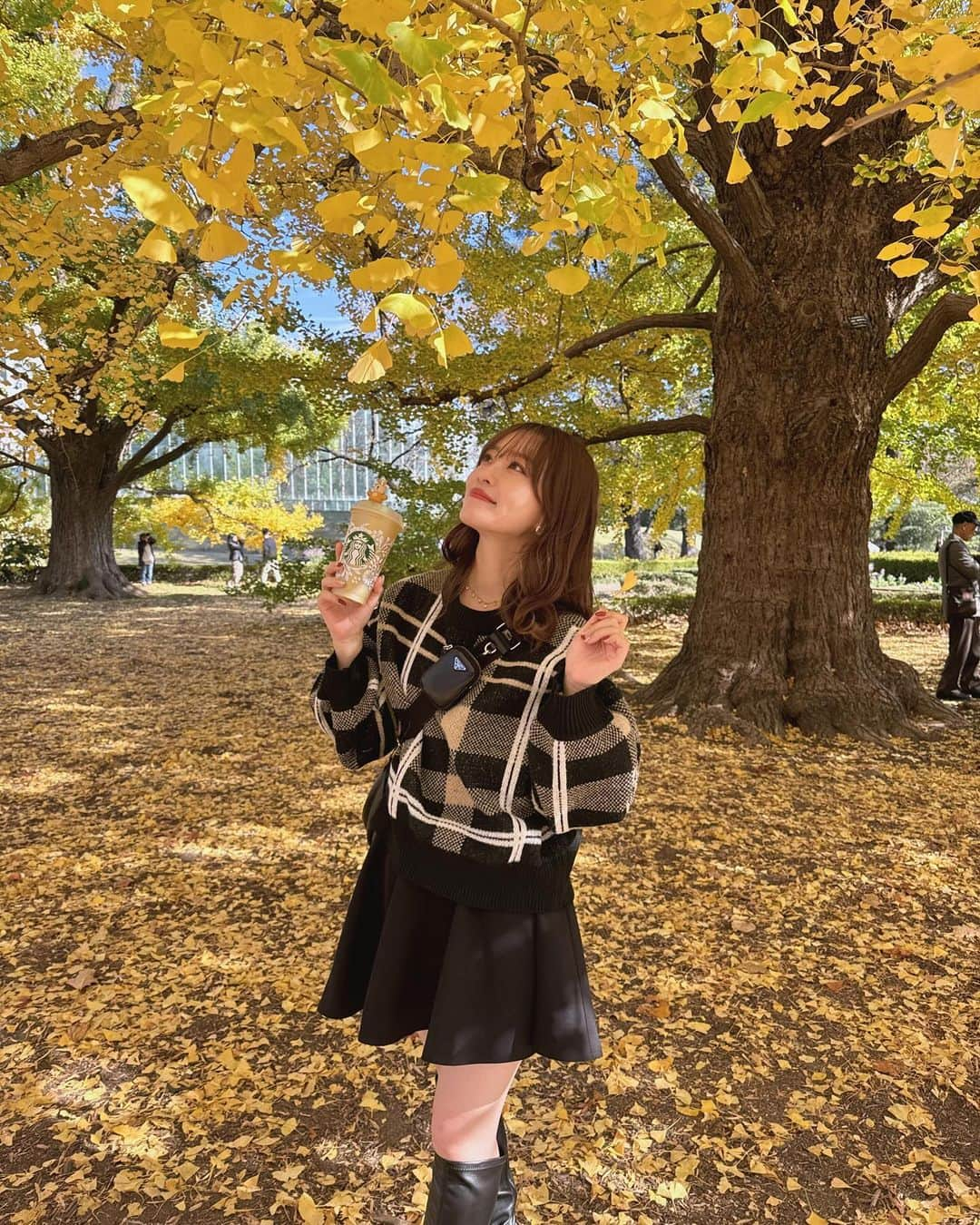 吉次玲奈さんのインスタグラム写真 - (吉次玲奈Instagram)「久しぶりの新宿御苑🍂 イチョウも綺麗だったし、天気も良くてリフレッシュできた☺️ ⁡ 昨日発売開始のチェックニットおろしたよ🧶 ⁡ knit: @vannie__u  skirt/shoes: @grl_official  bag: @prada  ⁡ #新宿御苑  #イチョウ並木 #秋ピクニック #紅葉スポット #新宿カフェ #御苑 #秋コーデ #秋服 #秋服コーデ #紅葉 #カーディガンコーデ #着回し #着回しコーデ #ニット #冬コーデ #シャツ #ロングブーツ #ロングブーツコーデ #キャミワンピ #ニットコーデ #キャップコーデ #秋冬コーデ #冬服  #チェック #チェックニット  #ゾゾタウン #zozotown購入品 #zozotown #156cmコーデ #骨格ウェーブ」11月30日 21時05分 - rena_yoshitsugu