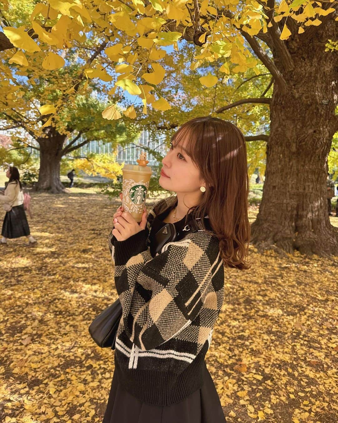 吉次玲奈さんのインスタグラム写真 - (吉次玲奈Instagram)「久しぶりの新宿御苑🍂 イチョウも綺麗だったし、天気も良くてリフレッシュできた☺️ ⁡ 昨日発売開始のチェックニットおろしたよ🧶 ⁡ knit: @vannie__u  skirt/shoes: @grl_official  bag: @prada  ⁡ #新宿御苑  #イチョウ並木 #秋ピクニック #紅葉スポット #新宿カフェ #御苑 #秋コーデ #秋服 #秋服コーデ #紅葉 #カーディガンコーデ #着回し #着回しコーデ #ニット #冬コーデ #シャツ #ロングブーツ #ロングブーツコーデ #キャミワンピ #ニットコーデ #キャップコーデ #秋冬コーデ #冬服  #チェック #チェックニット  #ゾゾタウン #zozotown購入品 #zozotown #156cmコーデ #骨格ウェーブ」11月30日 21時05分 - rena_yoshitsugu