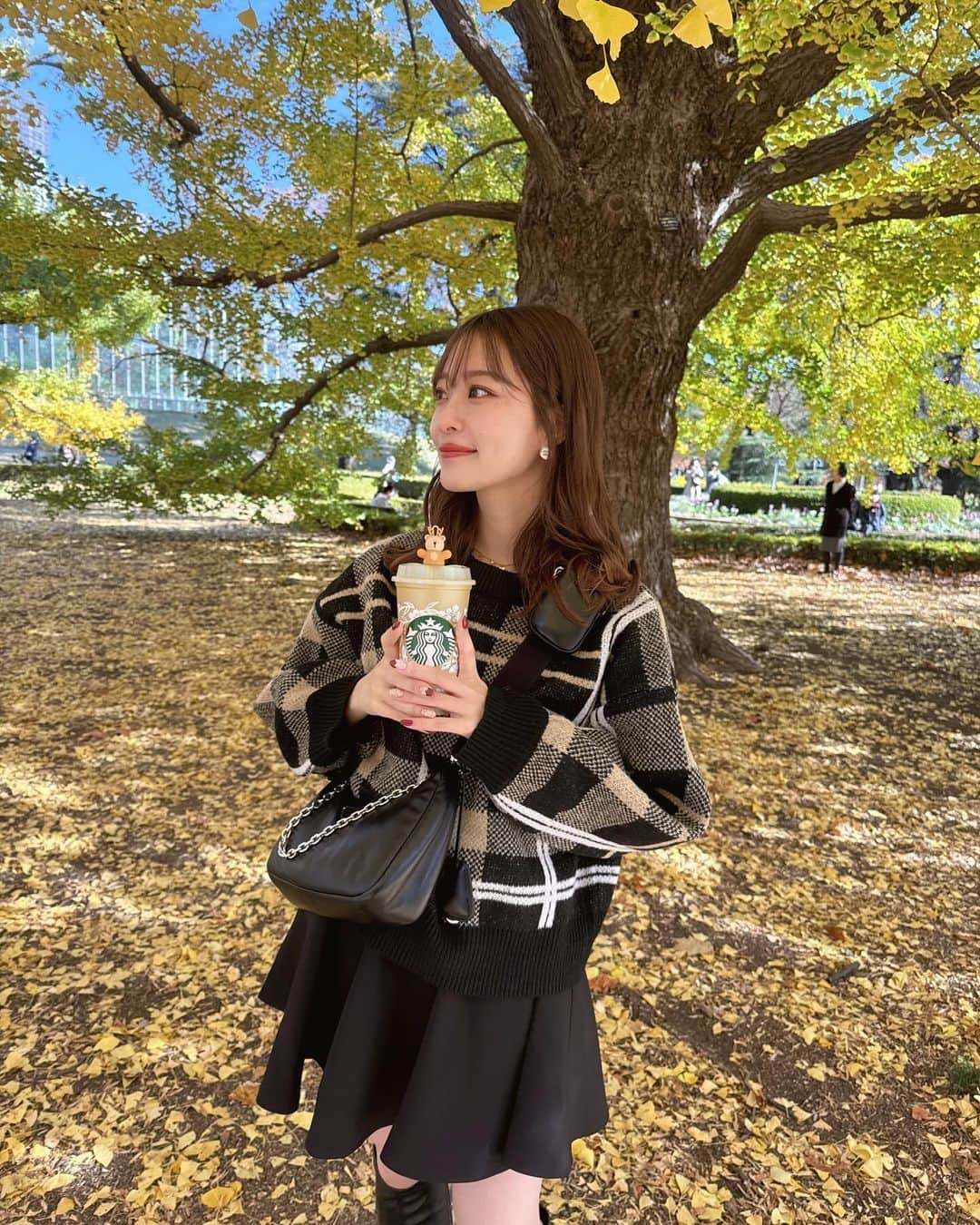 吉次玲奈さんのインスタグラム写真 - (吉次玲奈Instagram)「久しぶりの新宿御苑🍂 イチョウも綺麗だったし、天気も良くてリフレッシュできた☺️ ⁡ 昨日発売開始のチェックニットおろしたよ🧶 ⁡ knit: @vannie__u  skirt/shoes: @grl_official  bag: @prada  ⁡ #新宿御苑  #イチョウ並木 #秋ピクニック #紅葉スポット #新宿カフェ #御苑 #秋コーデ #秋服 #秋服コーデ #紅葉 #カーディガンコーデ #着回し #着回しコーデ #ニット #冬コーデ #シャツ #ロングブーツ #ロングブーツコーデ #キャミワンピ #ニットコーデ #キャップコーデ #秋冬コーデ #冬服  #チェック #チェックニット  #ゾゾタウン #zozotown購入品 #zozotown #156cmコーデ #骨格ウェーブ」11月30日 21時05分 - rena_yoshitsugu