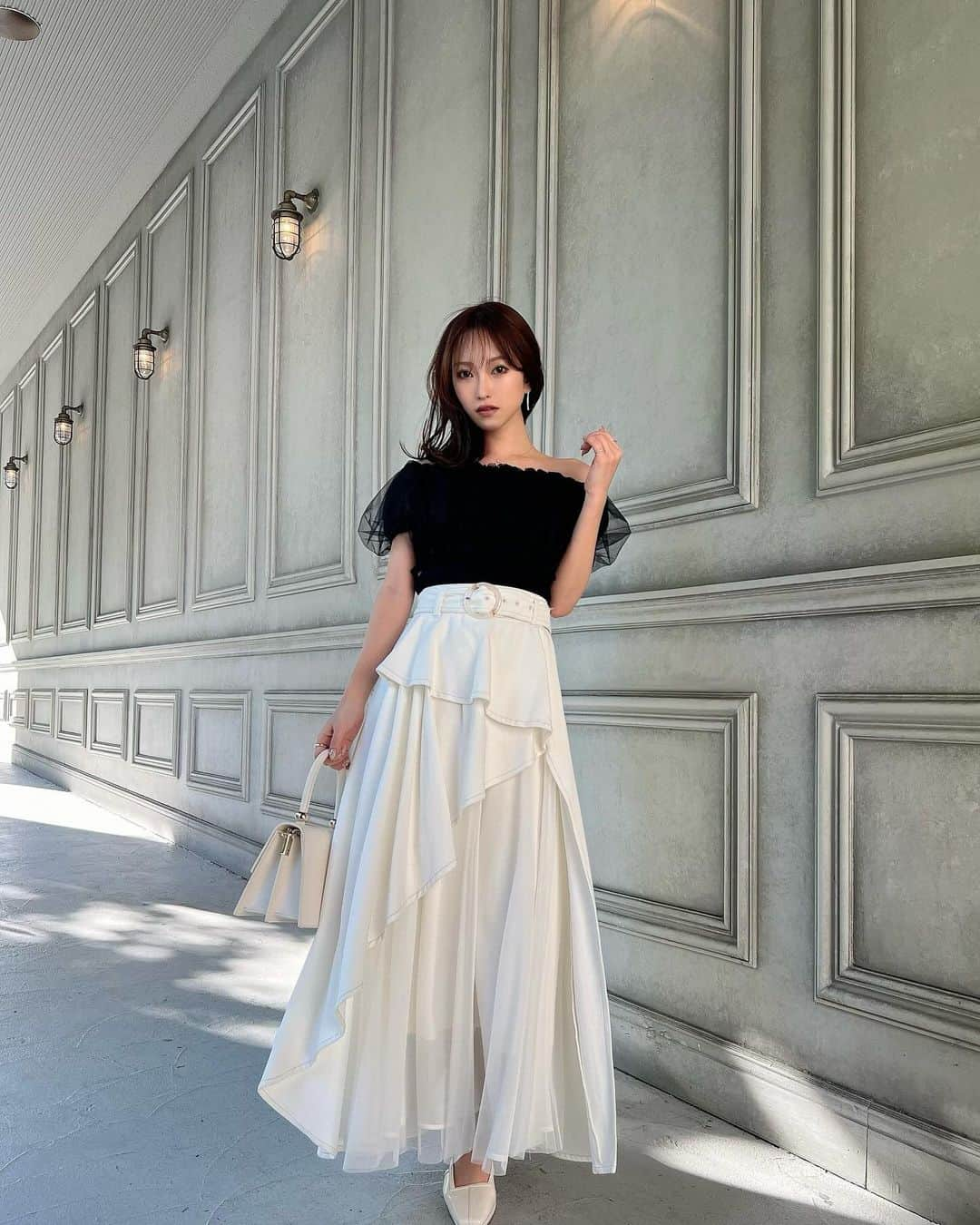 木田絵里香さんのインスタグラム写真 - (木田絵里香Instagram)「. 寒い中春服の撮影は進んでいます〜 季節感ガン無視だけどこのトップスがあまりに可愛いので のせちゃえっ☺️w 展示会でもすごい人気だったなぁ🖤 . #コーデ#きれいめコーデ#resexxy」11月30日 21時05分 - erika_resexxy