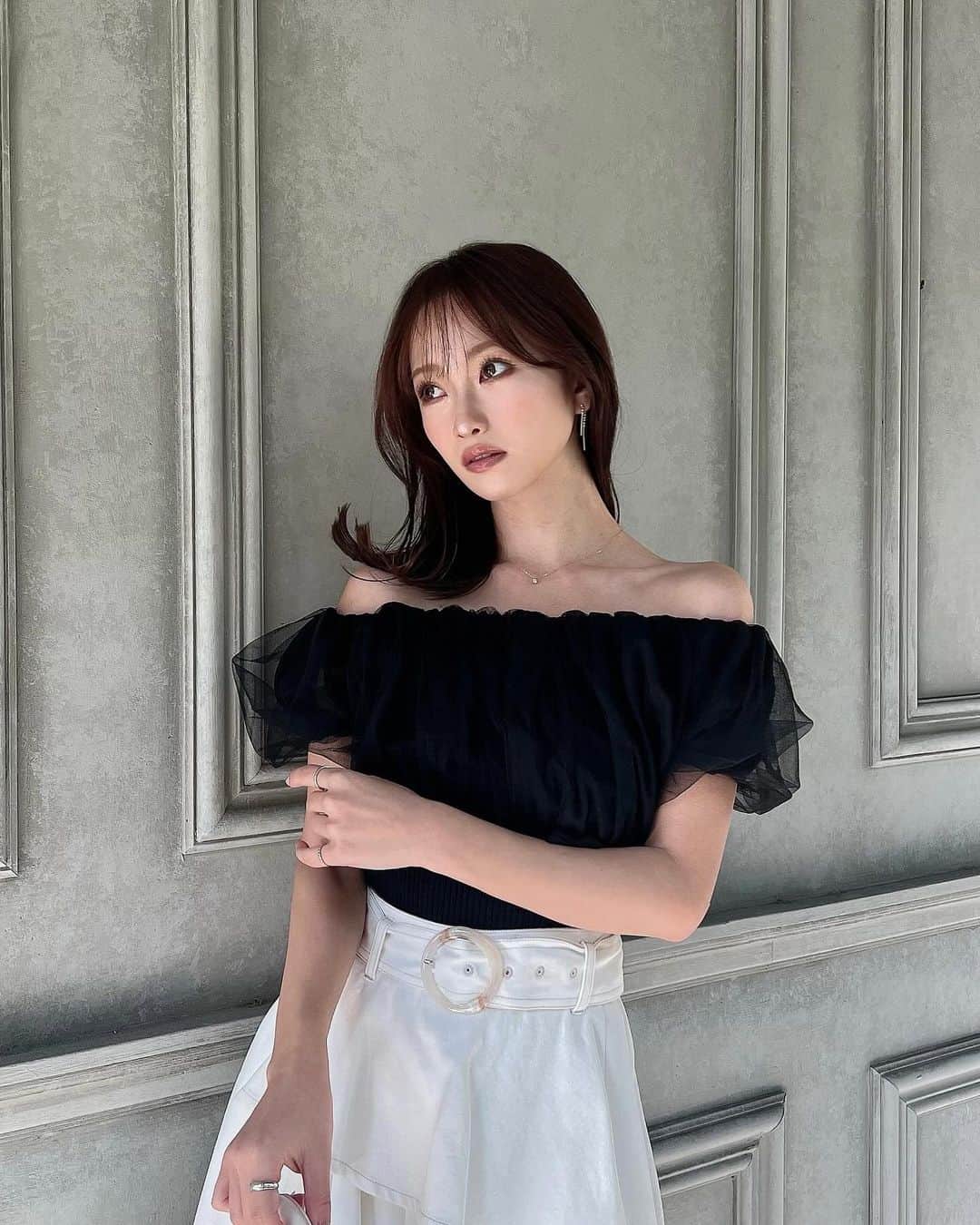 木田絵里香のインスタグラム：「. 寒い中春服の撮影は進んでいます〜 季節感ガン無視だけどこのトップスがあまりに可愛いので のせちゃえっ☺️w 展示会でもすごい人気だったなぁ🖤 . #コーデ#きれいめコーデ#resexxy」