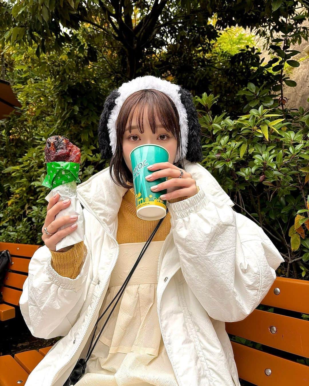 青戸しののインスタグラム：「フライングダイナソーの恐怖をビールで打ち消した🦖 . . . #ユニバ #ユニバーサルスタジオジャパン #ユニバ帽子」