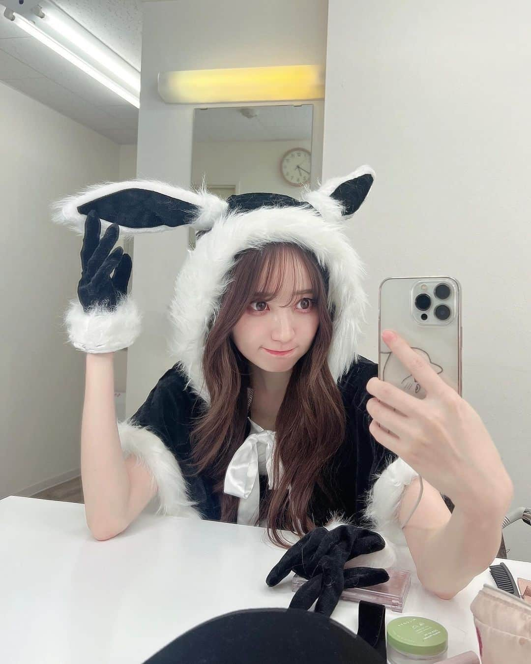 小越しほみのインスタグラム：「写真の私はうさぎですが人狼のはなし🐺  陰キャ出身なので大人数のゲームとかメジャーなのでも ほぼやったことなくてよく驚かれるんだけど 人狼ももちろんやったことなかったよ👶🏻  そんな私が初の人狼を人狼マッチ @jinrohmatch_official でしてみました🤲🏻  オンラインで知らない人たちとマッチして対戦して お題に沿った会話で盛り上がったりして面白かったよ🤳  私はまさかのしょっぱな人狼になって もちろん速攻ばれたけどまぁよしとしましょう😇笑  音声付きで性格も何となく出るから相手の雰囲気もわかるし 普通のマチアプと全然違う感じだよね🫧  気軽にゲームしつつ出会いのきっかけも作れて 真面目にお相手を探してる人にもおすすめだよ🫶🏻  .  .  #PR #人狼 #人狼恋活 #人狼マッチ #人狼ゲーム #オンラインゲーム #ゲーム #サンタコス #サンタ #クリスマス #Xmas #christmas #merychristmas #サンタクロース #コスプレ #オゴコスプレ #cosplay #game #メリークリスマス  #onlinegames #japanesegirl #茶髪ロング #サンタコスプレ #茶髪 #巻き髪 #ロングヘア #黒サンタ #黒サンタコスプレ #黒サンタコス #cosplaygirl」