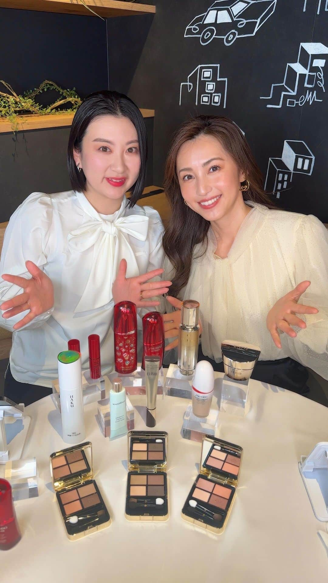 有村実樹のインスタグラム：「Watashi +がお届けする「Beauty LiveワタプラNight!」に初のゲストとして参加させていただきました☺️  資生堂 Watashi+ で語る、 下半期のベスコス記念スペシャル！ をテーマにお届け。    本日は、 資生堂美容部員のあーちゃん ( @akina_shiseido ) と楽しくトークしましたよー✨  かなりお得な視聴特典も沢山あったからお見逃しなく！→（ @watashiplus ）    ＜ライブ中に紹介した商品リスト＞  ✅クレ・ド・ポー ボーテ オンブルクルールクアドリ  ✅クレ・ド・ポー ボーテ セラムラフェルミサンＳ　ｎ  ✅エリクシール　トータルVファーミングクリーム  ✅エリクシール　レチノパワーリンクルクリーム（クリーム部分用） 販売名：CDクリームA （医薬部外品）  ✅ HAKU　 角層ケア美容液（医薬部外品）  ✅ SHISEIDO アルティミューン パワライジング　コンセントレート　Ⅲn　  ✅アクアレーベル  スペシャルジェルクリーム ＥＸ （モイスト）   ✅アクアレーベル  スペシャルジェルクリーム ＥＸ（オイルイン）   ✅マキアージュ ドラマティックフォルミンググロウベース  ✅ SHISEIDO メーキャップ エッセンス　スキングロウ　ファンデーション  ✅インテグレート メルティフィットコンシーラー　イエローベージュ／オレンジベージュ  ✅インウイ ハイライター  #ワタシプラス #watashiplus #SHISEIDO #つや肌 #コスメ動画 #メイク好きさんと繋がりたい #おすすめスキンケア #エリクシール #メイク #ベースメイク #マッサージ #クリーム #リップ #ファンデーション #美容 #美容動画#ベスコス #ベストコスメ #美容液 #化粧水 #コスメ #トレンド #トレンドコスメ #リップ #口紅 #ファンデーション #美白 #美白美容液 #透明感 #うるおいケア #PR」