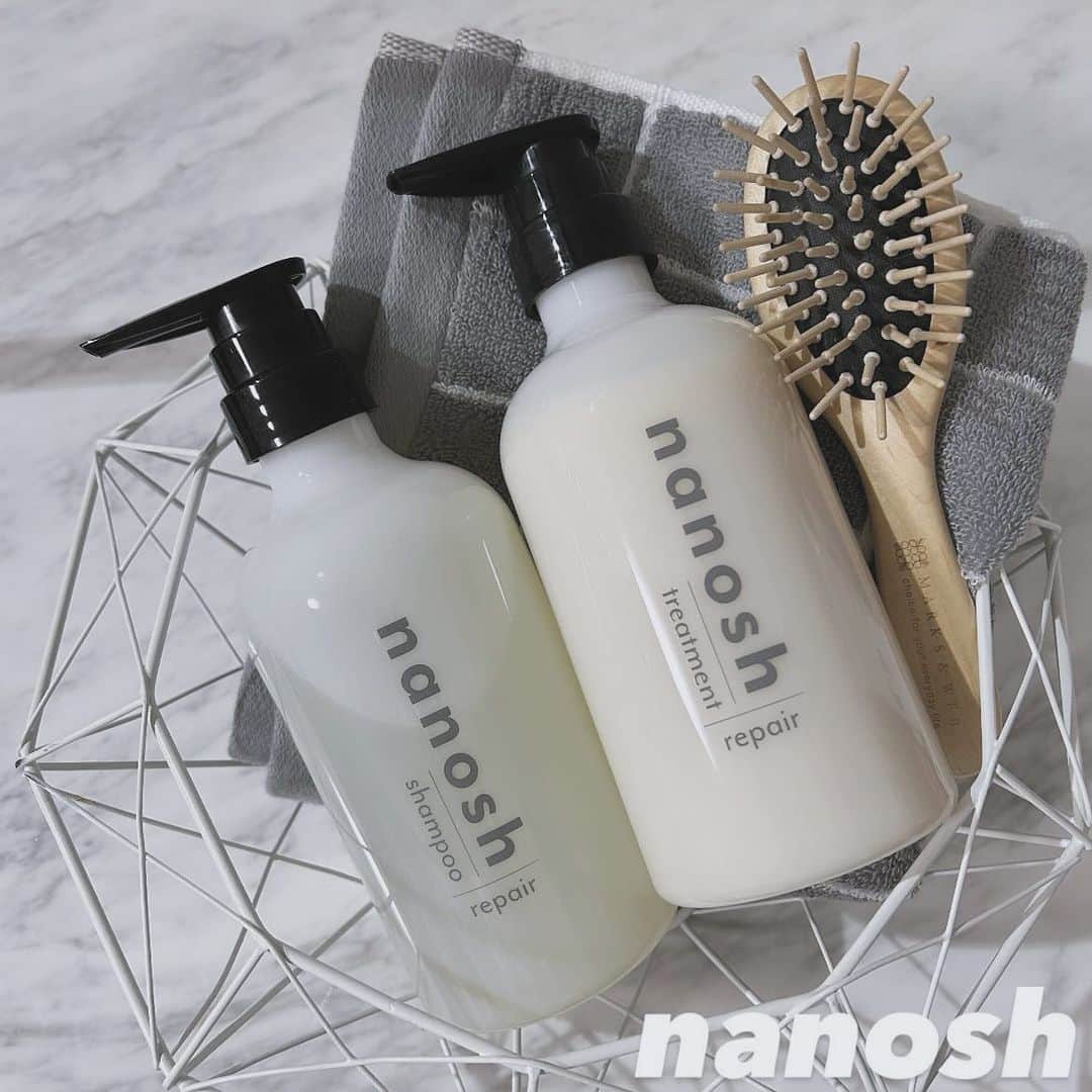 mmmaaakkkiiikkkoooのインスタグラム：「日本初✨✨  100%ナノバブル水使用 @nanosh.official の シャンプー＆トリートメント🫧  ナノサイズの濃密泡が 髪や内部や毛穴まで浸透して徹底的に洗浄✨✨ また、水分を保ちやすい性質を持つナノバブルが髪や頭皮に潤いを与えてくれる💛  スムース、リペア、モイストの3種類✔︎ 香りもいい香り続いてお気に入り💛  楽天先行発売⭐️ ☑︎12月1日（金）限定 25％OFFクーポン🉐 詳しくはストーリーからチェックしてみてね💛 . . . .  @nanosh.official #nanosh#シャントリ#シャンプー#美髪#ダメージケア#ナノッシュ#ボブ#ハイライト」