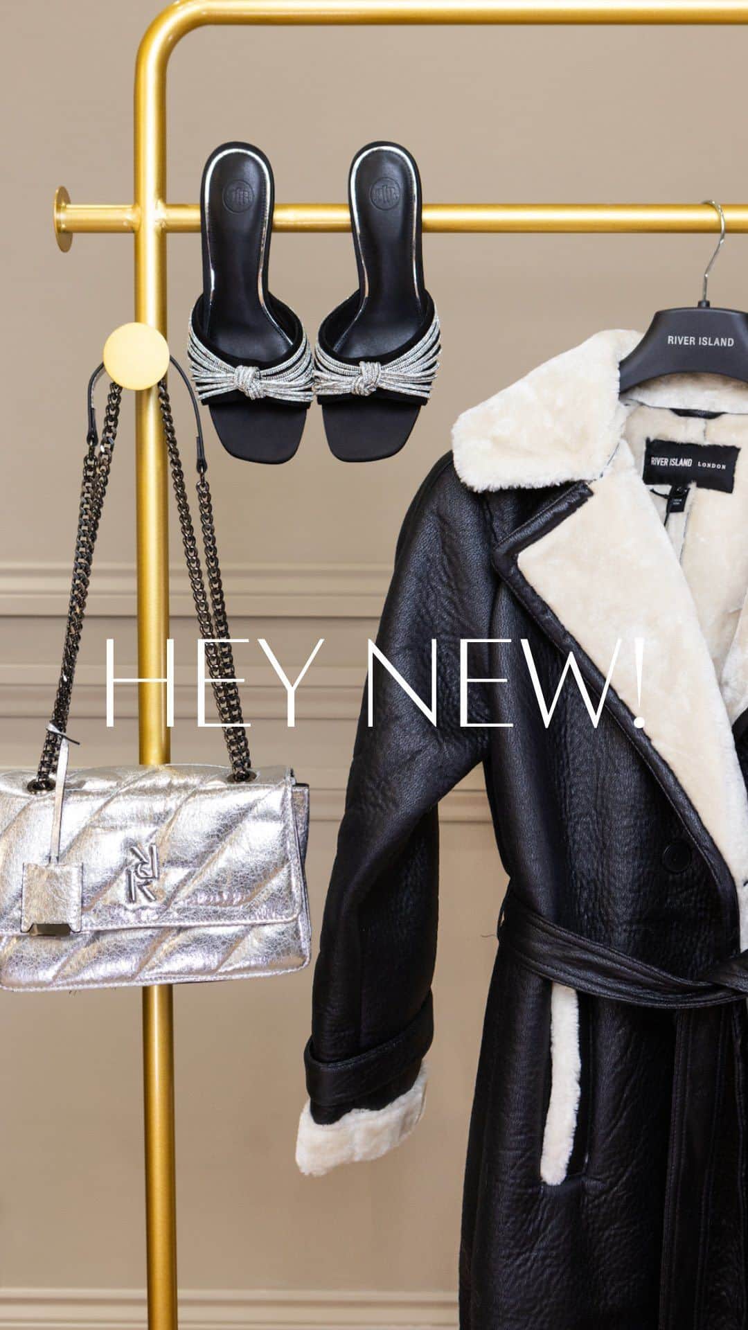 River Islandのインスタグラム：「Have a holly jolly Christmas (by gifting all of this!) xoxo   #ImWearingRI #Linkinbio to shop  Black velvet bow hair clip - 902291 Black passport cover - 902843 Silver quilted shoulder bag - 901639 Cream faux fur slipper and bag set - 760904  Pink heart stitch hat gift set - 753095」