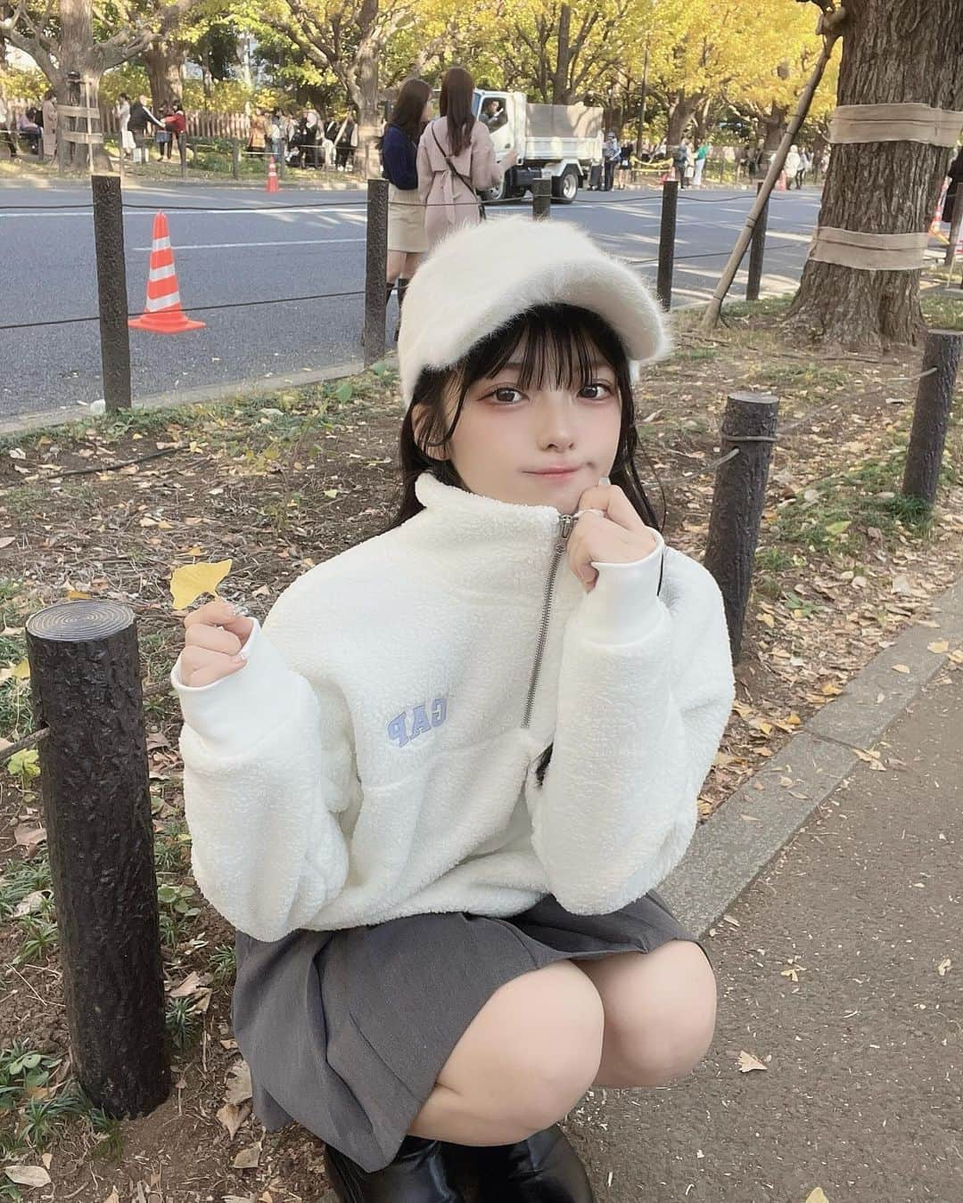 葉山かえでさんのインスタグラム写真 - (葉山かえでInstagram)「. . 何枚目がすきー？ もこもこな日の写真これで最後👶🏻☁️ . .  #黒髪ロング #セルフアレンジ #japanesegirl #外苑前いちょう並木  #デートコーデ  #今日のコーデ  #いいね返し  #ootd #ootdfashion #outfit #instafashion #likesforlike #japanphoto #fashionstyle #likeforlikes #guコーデ #gapコーデ #gapフリース #フリースコーデ #暗髪カラー #透明感カラー  #骨格ウェーブ #アイドル前髪 #ブリーチなしカラー #プチプラコーデ #プチプラファッション #カジュアルガーリーコーデ #ウェーブ体型 #プリーツスカートコーデ #カジュアルガーリー」11月30日 21時08分 - kae_de524