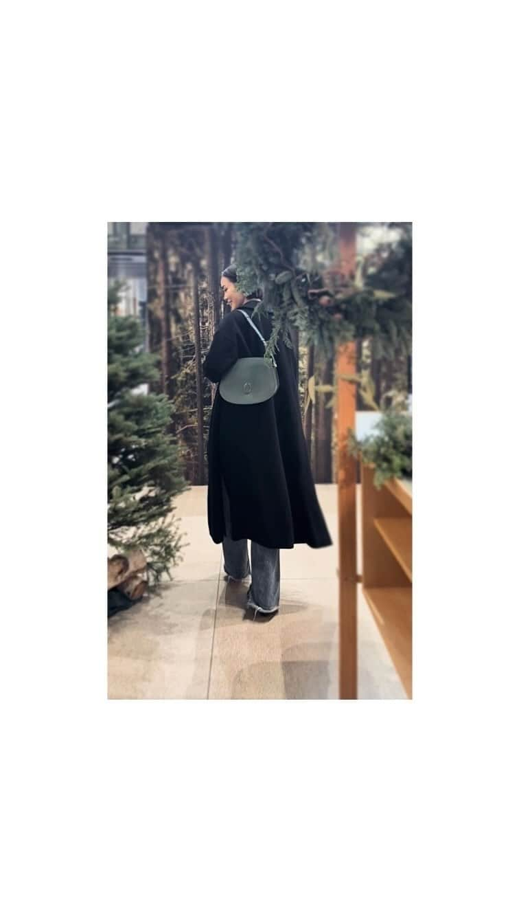 小林有里のインスタグラム：「♡ BAUM popup store🎄✨ . . まるでクリスマスマーケットのような BAUMのホリデーポップアップストア。 . ここのスキンケアやキャンドル、 フレグランスも我が家のスタメン。 ふわりと漂うウッドの香りが 本当に心地よくて大好き🌿✨ . . ポップアップでは カリモクの端材で出来たオーナメントを作ったり 新しいフレグランスの香りを楽しんだり。 カリモクのツリーハウスも素敵でしたよ💕 . . ギフトも勢揃いしていたので 見応えがあり♡ . ぜひみなさんも クリスマスムードをお楽しみあれです☺️🎄✨ . . . 12/1(金)〜3(日) with HARAJUKU B1F . . . @baum_global  #PR#BAUMHOLIDAY2023 #森林浴美容#baum_beauty」