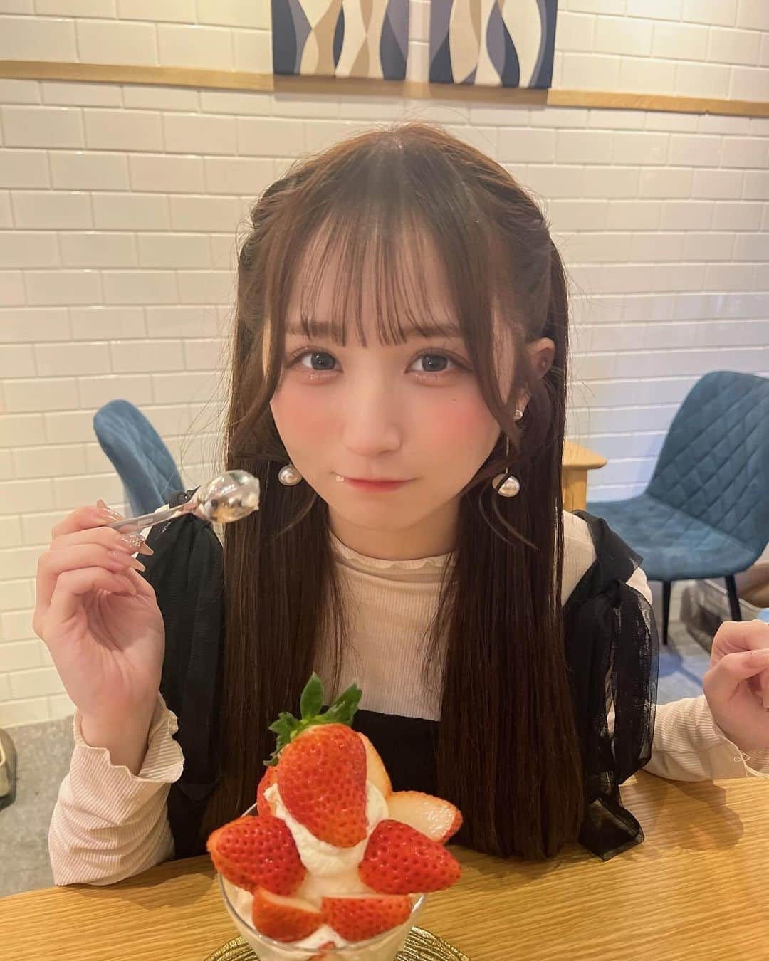 小川奈々子のインスタグラム：「⁡ ⁡ 夜パフェ幸せだった🍓 みんなは何パフェが好きー？？🍨  #fashion  #패션  #데일리#셀카 #팔로우 #오오티디  #셀카 #카페#fyp ⁡」