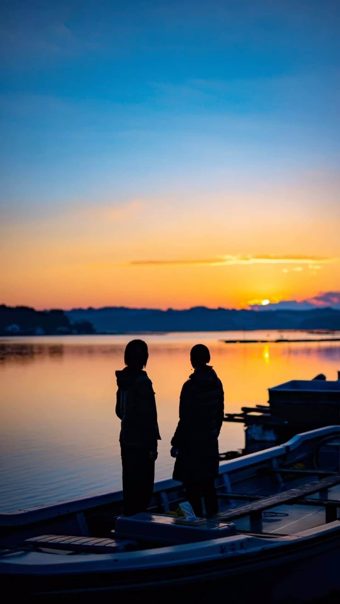 尾崎ななみのインスタグラム：「📸 写真家・大杉隼平さん @shumpeiohsugi_photographer 撮影。  ㅤㅤㅤㅤㅤㅤㅤㅤㅤㅤㅤㅤㅤㅤㅤㅤㅤㅤㅤㅤㅤㅤㅤㅤㅤㅤㅤㅤㅤㅤㅤㅤㅤㅤㅤㅤㅤ ㅤㅤㅤㅤㅤ【 個性がもっと、愛おしくなる。】  現役真珠養殖人・祖父の想いを繋いで生まれた伊勢志摩産あこや真珠ブランド SEVEN THREE.( @seventhree.pearl )が伊勢志摩から徳島へ。   @hubawa_cuir の、ものづくりへの想いに共感し、この度ポップアップストアを展開させて頂く事となりました✧︎*。 ㅤㅤㅤㅤㅤㅤㅤㅤㅤㅤㅤㅤㅤㅤㅤㅤㅤㅤㅤㅤㅤㅤㅤㅤㅤㅤㅤㅤㅤㅤㅤㅤㅤㅤㅤㅤㅤㅤㅤ ㅤㅤㅤㅤㅤㅤㅤㅤㅤ 日時：12月9日(土)10日(日) 時間：11:00～18:00 場所：徳島市東船場町1-18（船場ビル）  SEVEN THREE.クリエイティブディレクター尾崎ななみが2日間店頭に立ち、お客様をお迎えします。 ご一緒に、あなただけの#金魚真珠 を選ばせてください♪ ㅤㅤㅤㅤㅤㅤㅤㅤㅤㅤㅤㅤㅤㅤㅤㅤㅤㅤㅤㅤㅤㅤㅤㅤㅤㅤㅤㅤㅤㅤㅤㅤㅤㅤㅤㅤㅤㅤㅤ ㅤㅤㅤㅤㅤㅤㅤㅤㅤ 地方開催はとても珍しい機会で、2023年ラストポップアップイベントです！ 是非、店頭に足をお運び頂けますと幸いです🤍  イベントでは、写真家・大杉隼平さん( @shumpeiohsugi_photographer )撮影の、伊勢志摩あこや真珠養殖場の風景、職人のお写真もご覧頂けます✦ฺ︎ ㅤㅤㅤㅤㅤㅤㅤㅤㅤㅤㅤㅤㅤㅤㅤㅤㅤㅤㅤㅤㅤㅤㅤㅤㅤㅤㅤㅤㅤㅤㅤㅤㅤㅤㅤㅤㅤㅤㅤ ㅤㅤㅤㅤㅤㅤㅤㅤㅤㅤ ▶︎ @hubawa_cuir   徳島の技術をより多くの方に伝えると共に、唯一無二の革ブランド「hubawa cuir」を猟師(家形智史)、靴職人(五宝賢太郎)、写真家(大杉隼平)の3人で立ち上げました。  命のやりとりから生まれる革を繋いでいく。 狩猟から製品になるまでの一環したプロダクト製品の企画開発、製造を徳島発信でスタートします。  徳島市東船場にあるセレクトショップでは、徳島のこれからを担う職人のものづくりを多く扱っています。 知って欲しいそこにある背景。 結果としてあるものの中には多くの人の意志、絶え間ぬ努力が存在します。 自分たちもそれと向き合い、学び、考え新たなものづくりを作っていきたいと思っています。 ㅤㅤㅤㅤㅤㅤㅤㅤㅤㅤㅤㅤㅤㅤㅤㅤㅤㅤㅤㅤㅤㅤㅤㅤㅤㅤㅤㅤㅤㅤㅤㅤㅤㅤㅤㅤㅤㅤ ㅤㅤㅤㅤㅤㅤㅤㅤㅤㅤ ▶︎ Special supporter @bussymari 🤍  ㅤㅤㅤㅤㅤㅤㅤㅤㅤㅤㅤㅤㅤㅤㅤㅤㅤㅤㅤㅤㅤㅤㅤㅤㅤㅤㅤㅤㅤㅤㅤㅤㅤㅤㅤㅤㅤㅤㅤㅤ ㅤㅤㅤㅤㅤㅤㅤㅤㅤㅤㅤ」