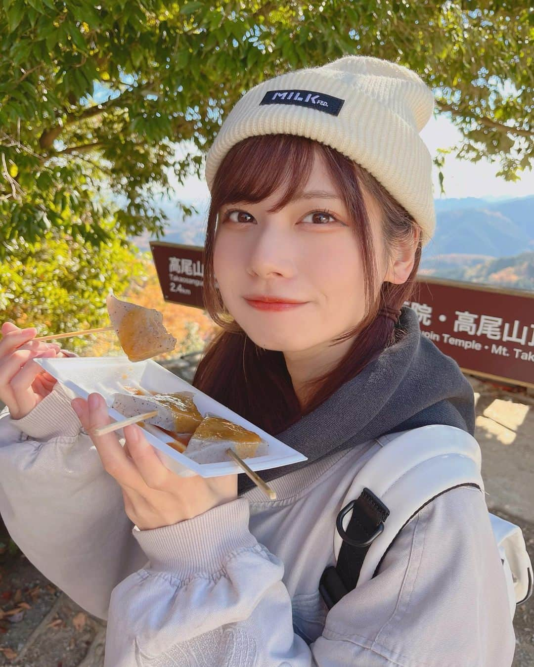 鹿目凛のインスタグラム：「紅葉を見に高尾山登ってきた🍁  #でんぱ組 #でんぱ組inc #鹿目凛 #ぺろりん #アイドル #夏未ゆうか #高尾山 #紅葉 #登山 #とろろそば」