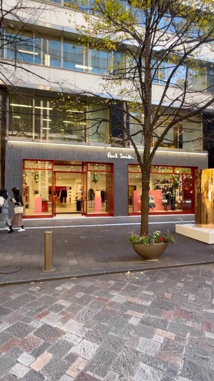 Paul Smith Japanのインスタグラム：「ポール・スミス 丸の内店へようこそ。  ショップのファサードは、日本の伝統素材である瓦をモダンに敷き詰めた立体的なデザインで、古さと新しさ、色彩と素材との対比をユニークに表現しています。  店内はホリデーギフトにぴったりなアイテムを豊富に取り揃えています。お近くにいらっしゃる方はぜひお立ち寄りください✨」