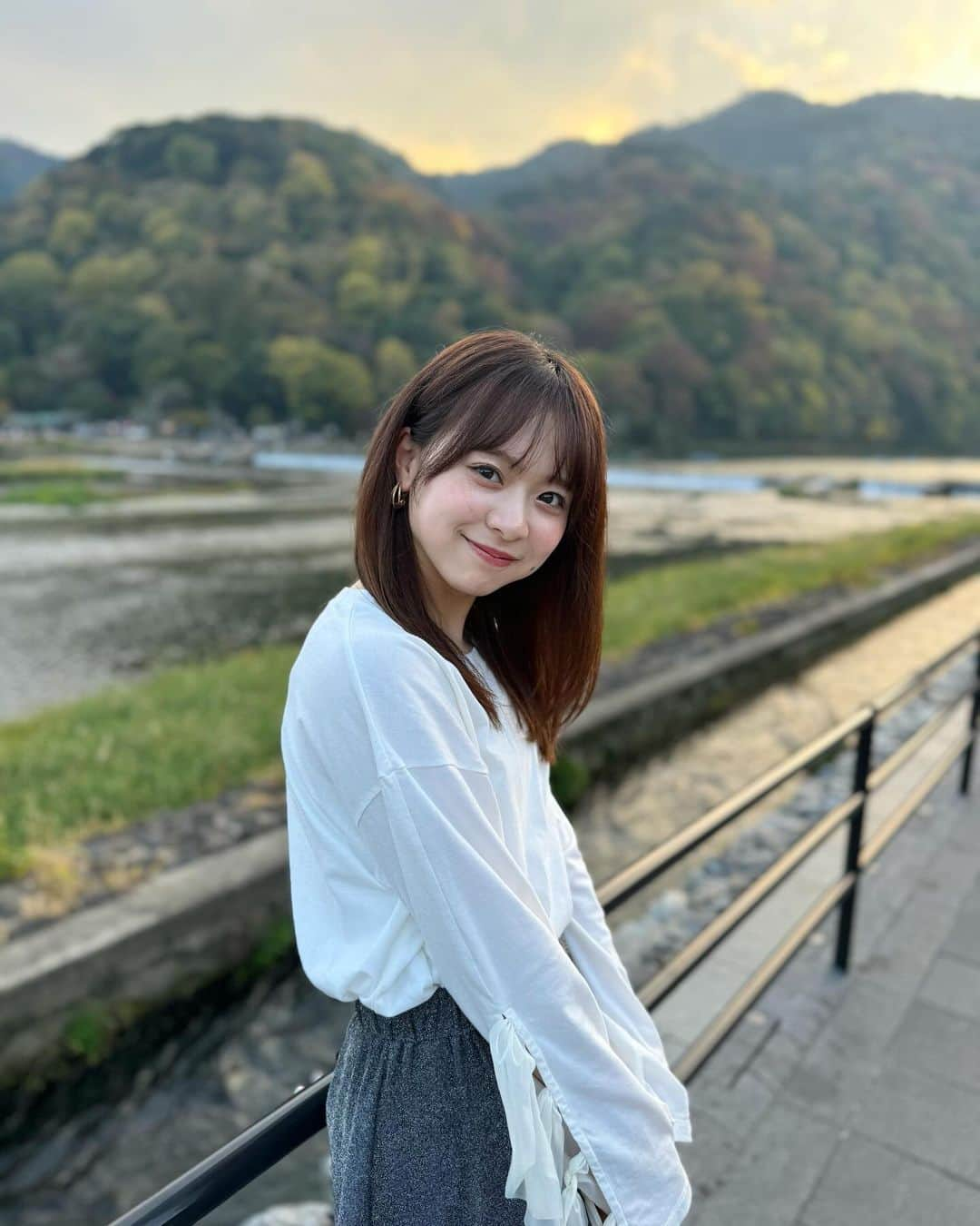 倉野尾成美のインスタグラム：「先日の嵐山での写真☺️ 日が沈む頃で綺麗だったなぁ」