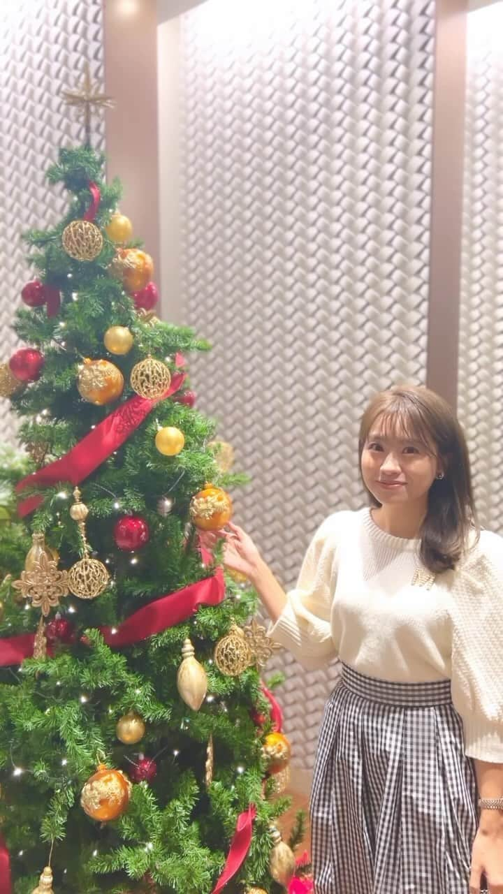 曽田茉莉江のインスタグラム：「明日から１２月ですね🎄 本当に早いですね、、もうあっという間に一年が🥹  街中はもうクリスマスか〜ワクワクするな〜と感じつつも もう今年も終わってしまうのか〜と寂しくもなりますが 健康第一で残り１ヶ月も過ごしましょうね🥰🥰  さすがに明日は寒くなるみたいですね🥺🧣 皆様温かくしてお出かけ下さいね❄️  お洋服は度々登場していますが、わたくし曽田茉莉江と  @marie_soda_ ✖️ @m_maglie_le_cassetto_official   のコラボアイテムをいろんな組み合わせで 楽しみながら沢山愛用してます🤤🤤」