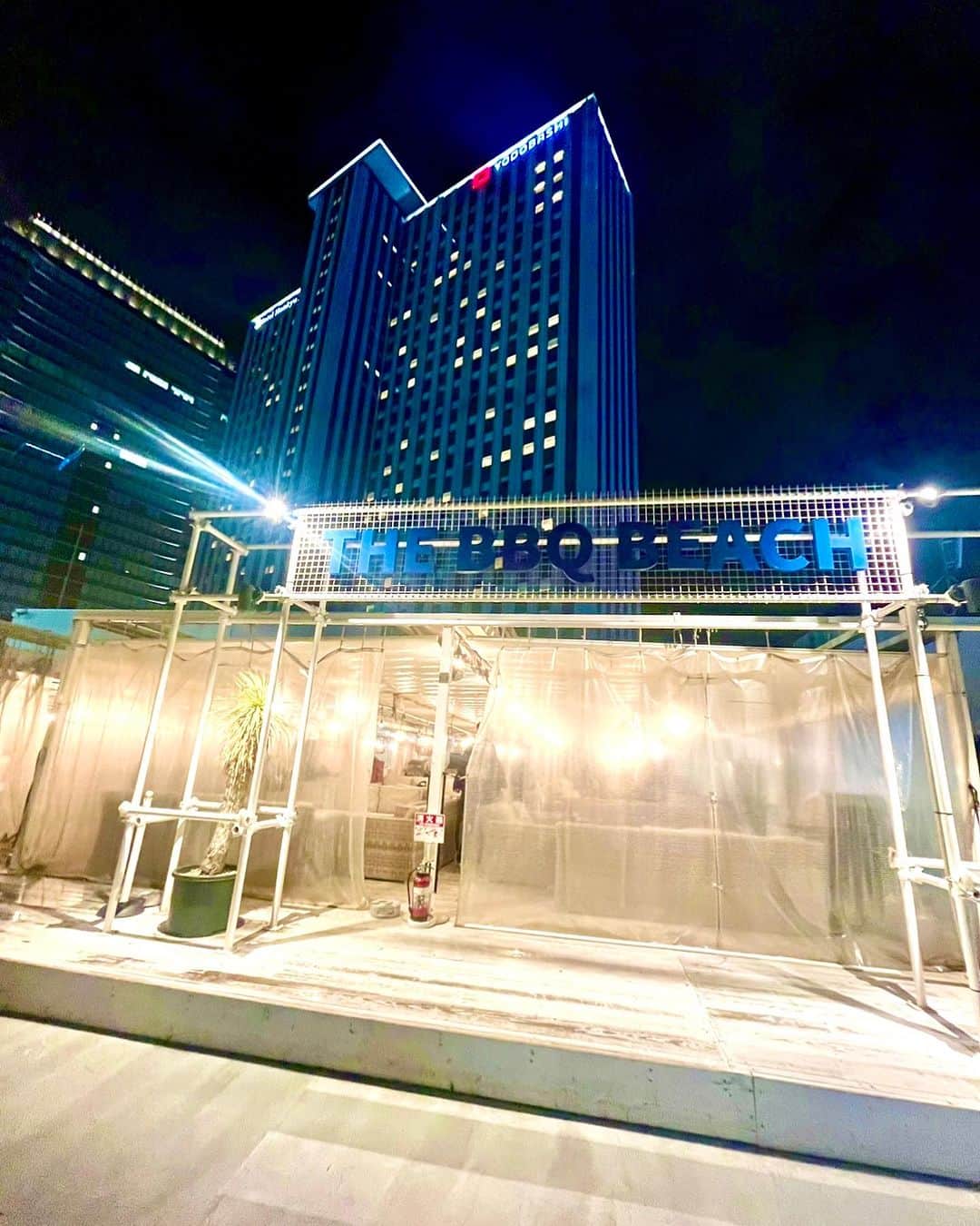 永倉由季さんのインスタグラム写真 - (永倉由季Instagram)「. . ⁡ ⁡ ヨドバシカメラ梅田の最上階で バーベキューができるって 知ってました⁈ ⁡ ⁡ ビーチリゾート風のBBQ場で めっちゃオシャレ🏖️✨ 今の時期はチョイ寒(笑) ⁡ ⁡ オリックス・バファローズ戦で 『国歌斉唱』をさせてもらった皆さんを中心に ワイワイ楽しませてもらいました。 ⁡ ⁡ 買い出しから準備まで ありがとうございました。 ⁡ ⁡ ⁡ THE BBQ BEACH in LINKS UMEDA （リンクス梅田13階）  #ヨドバシカメラ梅田  #バーベキュー場  #リンクス梅田  #thebbqbeach  #バーベキュー好きな人と繋がりたい  #梅田グルメ  #肉好きな人と繋がりたい  #肉好き女子   . ⁡ ▶︎アメブロ更新　↓プロフリンクから　　　　　　　　　　　　　　　@yuki_nagakura67 ⁡ ✼••┈┈┈┈┈┈┈┈┈┈┈┈┈┈┈┈••✼  　　　　　 ▶︎アナウンサー・プライベート用Instagram @yuki_nagakura67 ⁡ ▶︎ブランディング用/魅せ方・伝え方・オススメ @yuki_nagakura_brushup_salon ⁡ ✼••┈┈┈┈┈┈┈┈┈┈┈┈┈┈┈┈••✼ ⁡ ⁡ #永倉由季 #フリーアナウンサー #司会者 #顔タイプ診断 #顔タイプアドバイザー #アナウンサー #女子アナ ___________________________」11月30日 21時15分 - yuki_nagakura67