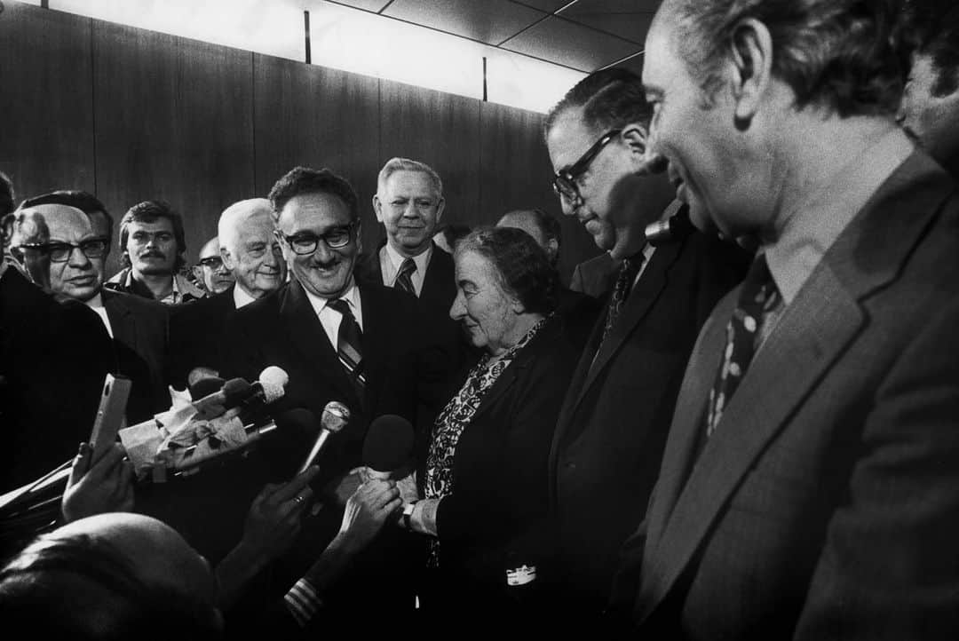 Magnum Photosさんのインスタグラム写真 - (Magnum PhotosInstagram)「Henry A. Kissinger, divisive former US Secretary of State, passed away aged 100 yesterday.⁠ ⁠ Widely regarded as one of the most influential and polarizing figures of US foreign policy in the post-WWII era, Kissinger advised a dozen presidents over his long career, most famously Presidents Richard Nixon and Gerald Ford.⁠ ⁠ Kissinger, known for his pragmatic approach to diplomacy, leaves a complex legacy behind, navigating both admiration and criticism for the ethical dimensions of his decisions.⁠ ⁠ Magnum photographers photographed the German-born American diplomat on various occasions:⁠ ⁠ (1) American politician Henry Kissinger. USA. 1958. © @elliotterwitt / Magnum Photos⁠ ⁠ (2) Egyptian President Anwar El-Sadat with Secretary of State Henry Kissinger. Egypt. 1974. © @fondationreneburri / Magnum Photos⁠ ⁠ (3) Israeli Prime Minister Golda Meir with US Secretary of State Henry Kissinger. Jerusalem. 1974. © @michabaram.archive / Magnum Photos⁠ ⁠ (4) Ford Administration Secretary of State Henry Kissinger pays a visit to President-elect Jimmy Carter. Plains, Georgia, USA. 1976. © @richardkalvar / Magnum Photos⁠ ⁠ (5) Henry Kissinger in Downing Street to meet Prime Minister James Callaghan. London, GB. 1976. © @peter_marlow_foundation / Magnum Photos」11月30日 21時16分 - magnumphotos