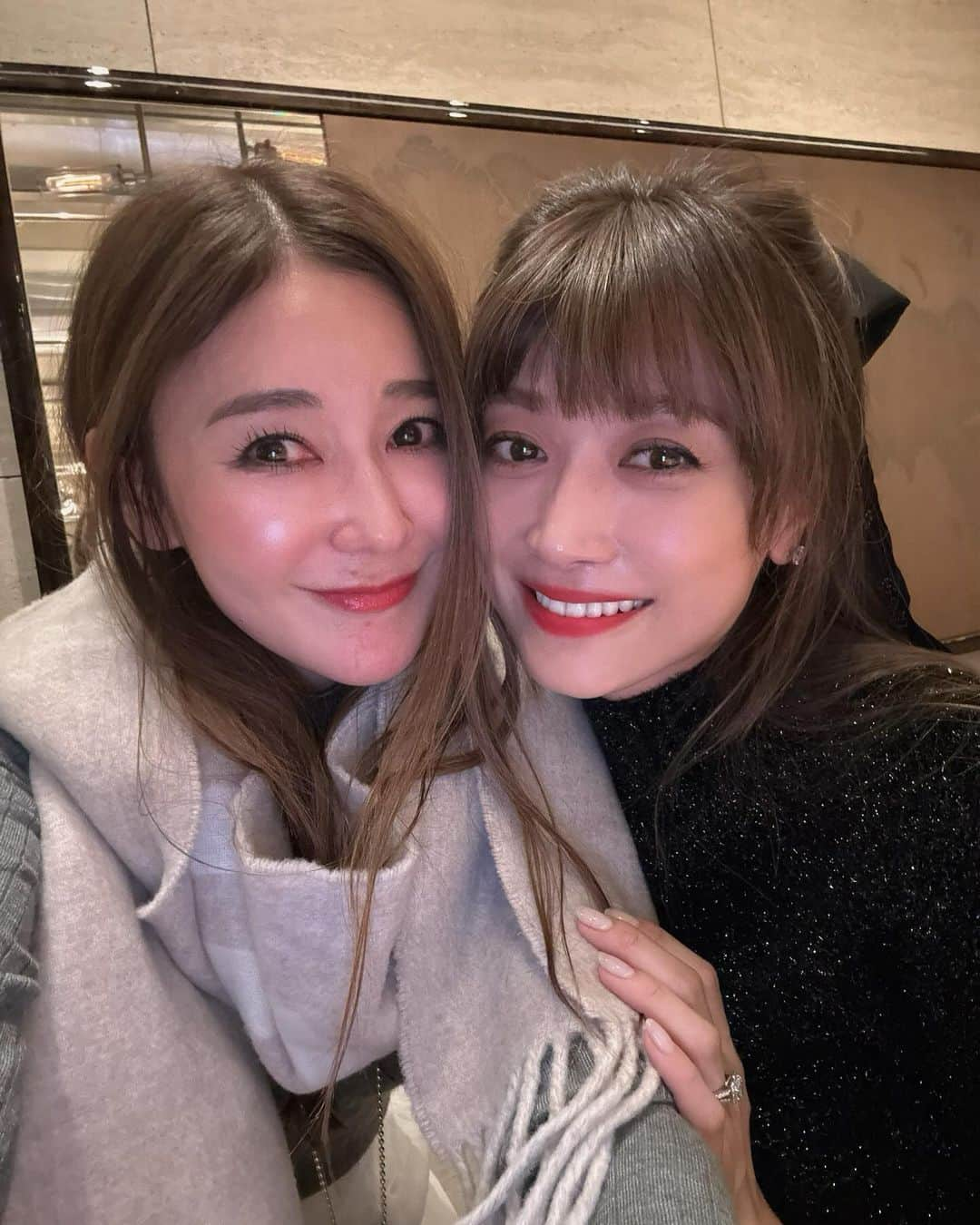 kiyomi medeirosさんのインスタグラム写真 - (kiyomi medeirosInstagram)「大好きなみんなと女子会Dinner&忘年会だと思っていたら、まさかのお誕生日をお祝いしてもらっちゃって本当にびっくりでした😭🥹🙏✨ みんな本当に本当にありがとう😭😭❤️❤️❤️❤️ こんなに沢山の美女にお誕生日をお祝いしてもらう事なんてもう一生ないだろうなぁ🫠😇🥹✨✨✨  @yosuke_suga 昨日も美味し過ぎるご飯を本当にありがとうございました🥹🫶幸せいっぱいになりました🥹🫶❤️❤️❤️  たーちゃん @tkco ❤️あやのちゃん @ayano_fukuoji ❤️毎年お祝いしてくれて本当に本当にありがとう🥹🫶🫶パープルニット帽可愛過ぎたよ🥹💜 ヨンちゃん @youn1029 ❤️お祝いしてくれて本当に本当にありがとう🥹🫶✨可愛いヨンちゃんに会えるだけで幸せだよ🥹💓💓 ジュニちゃん @gojoonhee ❤️또 정말 좋아하는 Juni chan 를 만나서 정말 기뻤어요.🫶🫶 優ちゃん @yu_yamada_ ❤️久しぶりに会えて本当に嬉しかったよぉ🥹🫶❤️もっと話したい事沢山ある😂💓💓 あおいちゃん @aoi_67 ❤️えりちゃん @erioishitokyo ❤️お祝いしてくれて本当にありがとうね🥹🫶❤️❤️❤️またゆっくりね🫶  みんな本当に大好き🥹🫶❤️来年も仲良くしてください🥹💓💓💓  #birthdayparty#スガラボ#sugalabo#女子会ディナー」11月30日 21時16分 - kiyomimedeiros