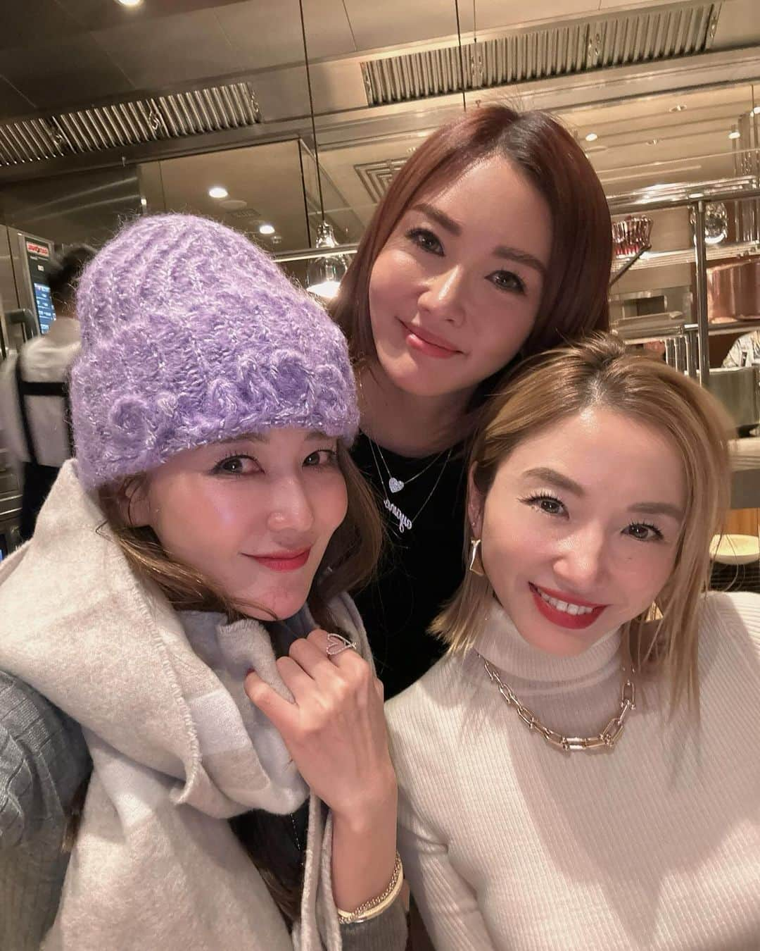 kiyomi medeirosさんのインスタグラム写真 - (kiyomi medeirosInstagram)「大好きなみんなと女子会Dinner&忘年会だと思っていたら、まさかのお誕生日をお祝いしてもらっちゃって本当にびっくりでした😭🥹🙏✨ みんな本当に本当にありがとう😭😭❤️❤️❤️❤️ こんなに沢山の美女にお誕生日をお祝いしてもらう事なんてもう一生ないだろうなぁ🫠😇🥹✨✨✨  @yosuke_suga 昨日も美味し過ぎるご飯を本当にありがとうございました🥹🫶幸せいっぱいになりました🥹🫶❤️❤️❤️  たーちゃん @tkco ❤️あやのちゃん @ayano_fukuoji ❤️毎年お祝いしてくれて本当に本当にありがとう🥹🫶🫶パープルニット帽可愛過ぎたよ🥹💜 ヨンちゃん @youn1029 ❤️お祝いしてくれて本当に本当にありがとう🥹🫶✨可愛いヨンちゃんに会えるだけで幸せだよ🥹💓💓 ジュニちゃん @gojoonhee ❤️또 정말 좋아하는 Juni chan 를 만나서 정말 기뻤어요.🫶🫶 優ちゃん @yu_yamada_ ❤️久しぶりに会えて本当に嬉しかったよぉ🥹🫶❤️もっと話したい事沢山ある😂💓💓 あおいちゃん @aoi_67 ❤️えりちゃん @erioishitokyo ❤️お祝いしてくれて本当にありがとうね🥹🫶❤️❤️❤️またゆっくりね🫶  みんな本当に大好き🥹🫶❤️来年も仲良くしてください🥹💓💓💓  #birthdayparty#スガラボ#sugalabo#女子会ディナー」11月30日 21時16分 - kiyomimedeiros