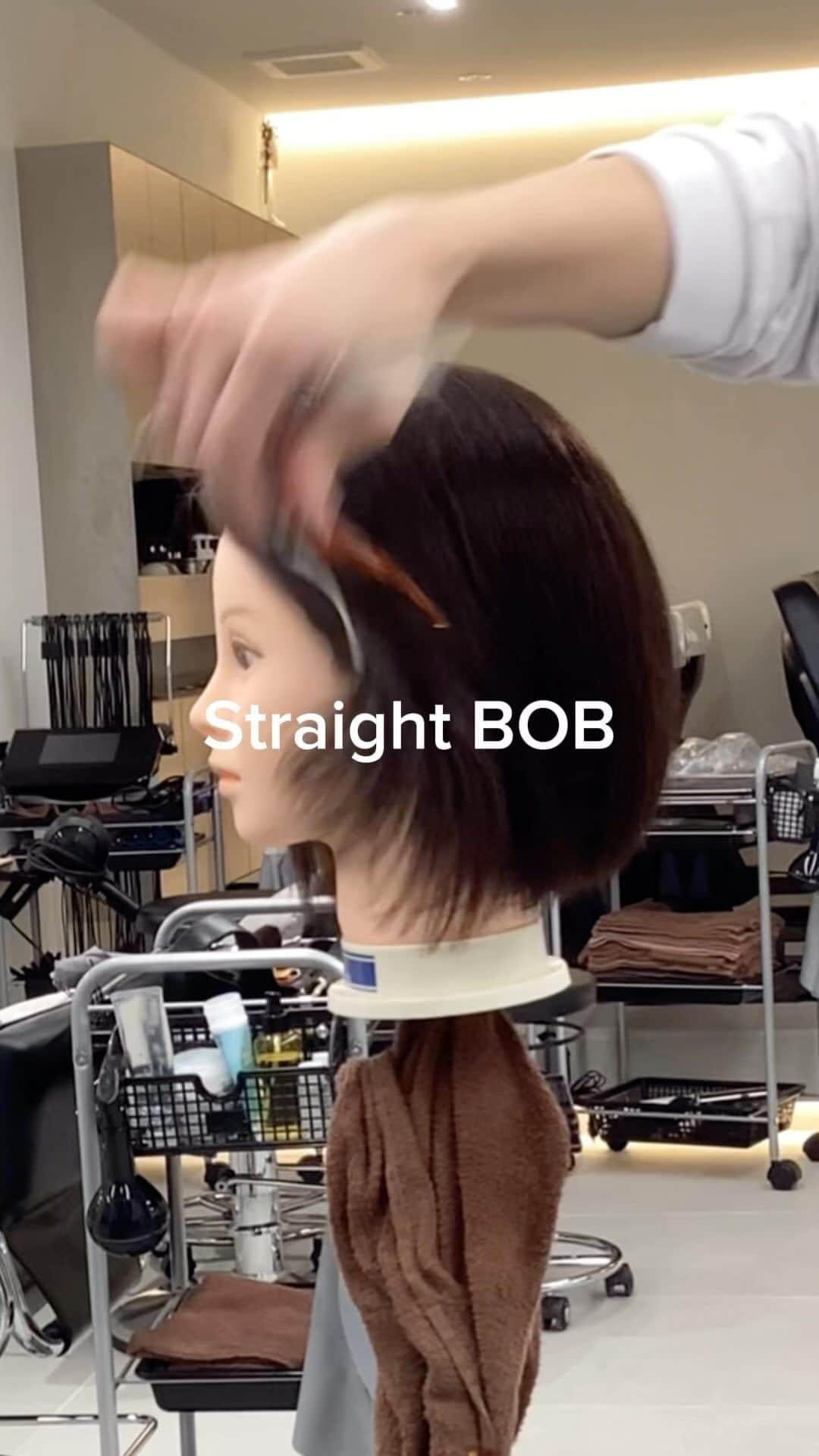 今泉孝記のインスタグラム：「#haircutvideo   シンプルなワンレングスはポイントを抑えるのが大切」