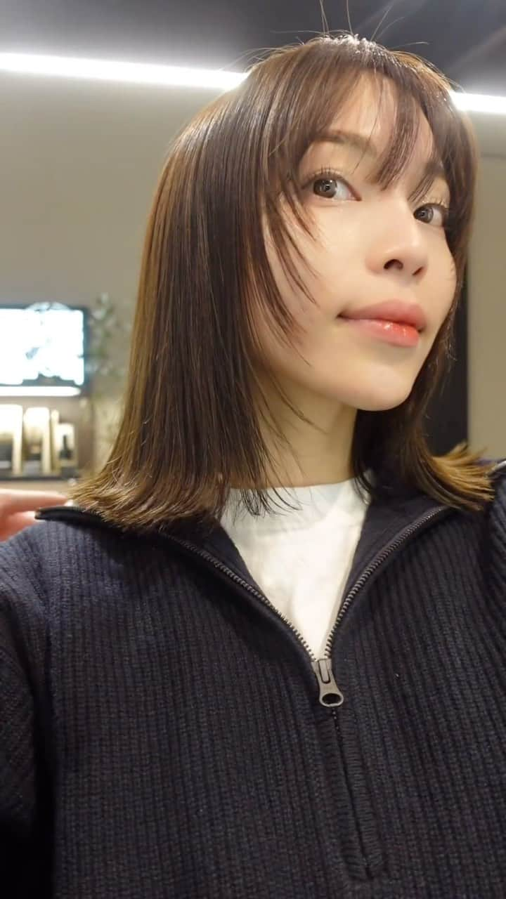 元美容部員 和田さん。のインスタグラム：「とっても久しぶりに美容室へ行きました💇‍♀️💞 3ヶ月ぶりくらいにカットカラーを。  毎日仕事して帰って、ご飯食べて、寝て起きて😂 中々自分の髪の毛のケアも充分にしてあげられず、気付けば伸び伸びでダメージ祭り😭 30代を迎えてから、自分でもなんだか疲れて見えるなぁと思うことも増えて、新しい髪型を模索していました✂️ 大人っぽくなりたかった時期は前髪を伸ばしてましたが、これからは逆に前髪を作って楽しみたい！ でも、大人っぽさも楽しみたい！そんな希望から、 全体はパッっと重めにカット、 顔まわりにトレンドのレイヤーを入れて前髪は実は少し長めのシースルーにすることでストレートだと大人っぽ印象を残しながら巻くと可愛らしさを出せるスタイルに似合わせてもらいました。。。！🙇‍♂️❤️  カラーは元々赤みが強く根元は地毛で毛先はカラーが抜けてる状態でしたが、今回はグレージュカラーにしてもらいました。私の理想は髪の毛が柔らかくて海外のフレッシュなお人形のような色でした😂（わがまま）なので重く見えないようにしてくれました！  そして実は、仕事柄結ぶことも多いので、結んだ時にも可愛らしさが楽しめるようもみあげにおくれ毛も作ってくれたので、今日ストーリーに上げたような結んだヘアや耳にかけたヘアもめちゃくちゃ可愛く楽しめます😁💕  こんな色んな要素からヘアが出来てることに感動したし、 前髪や顔まわり、全体などそれぞれのパーツごとにイメージを作ることで自分のコンプレックスを消してなりたいイメージに近づけることを改めて知りました🙇‍♂️✂️✨✨  そして、何年か前は一緒に学校に通ってたのに、気付けば旦那さんがこんなスタイルを作ってくれたことに、感動し刺激を受けました🤫すごいです🤭（ここだけの話）  日々一生懸命生きていると気づけば自分がお疲れな時もあるけど、そんな時毎回美容に救われて、また自分を楽しむことを教えてもらってます。  髪の毛はもちろん眉毛やまつ毛、メイクもね🫶💞  旦那さんありがとう🤭🫶🫶」