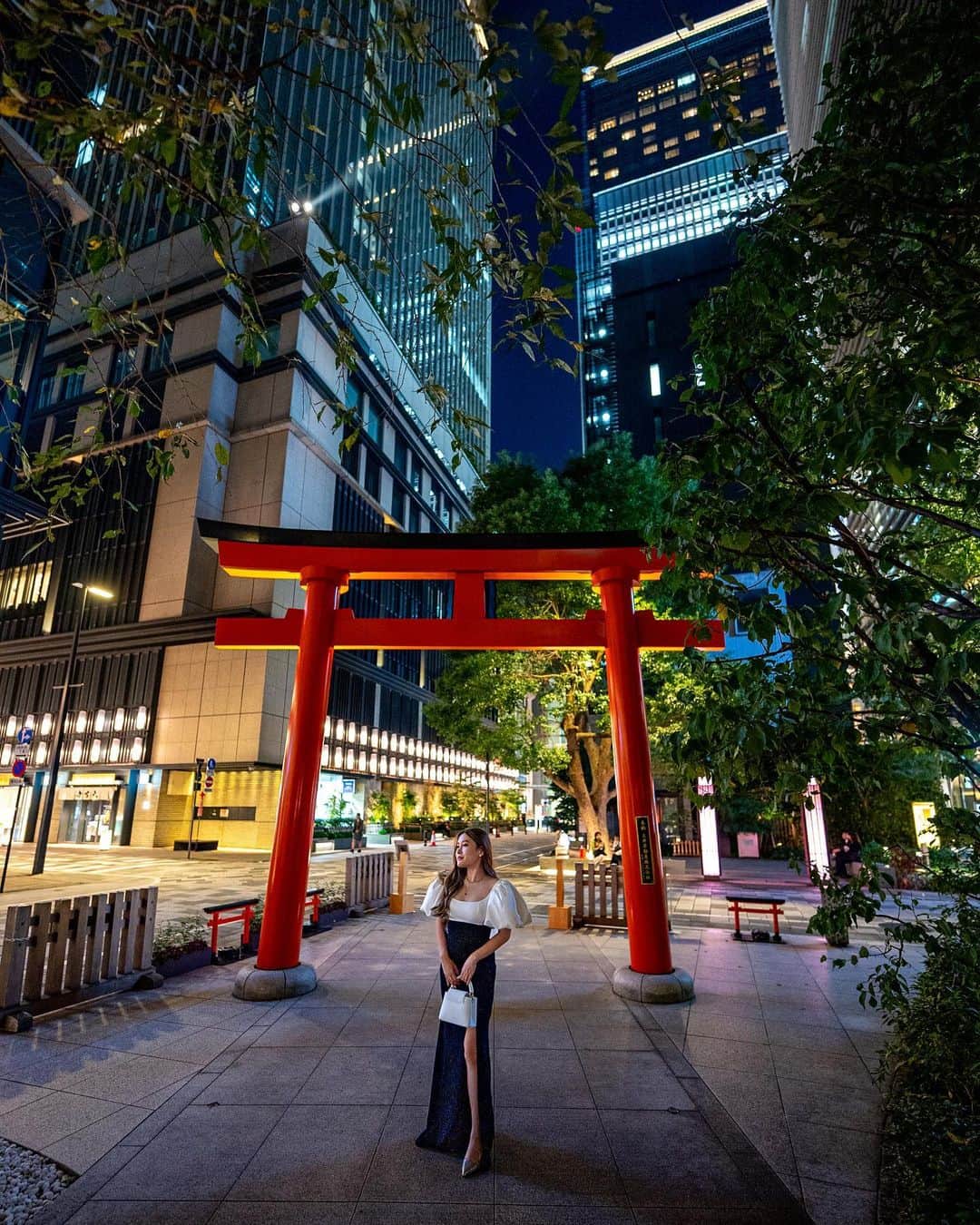 Stella Leeのインスタグラム：「When Old Meets New in Tokyo ⛩️ Hidden shrine in Tokyo that overlooks the modern building is such a gem  I have been loving night shots more these days with its vibrant color and unique result ✨」